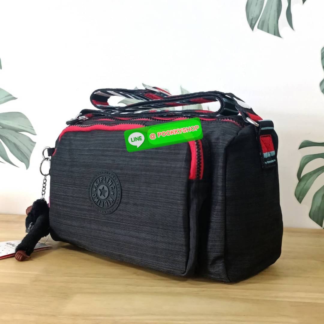KIPLING RETH CROSSBODY BAG ซับในตาราง วัสดุ Nylon +polyester กระเป๋าสะพายข้างหรือ สะพาย Crossbody ได้ ช่องหน้าเปิด-ปิด ด้วยซิป พร้อมช่องแยกบ่อยด้านข้าง ช่องหลัก 2 ช่อง ด้านในโล่งกว้าง สามารถจุสัมภาระได้เยอะ พร้อมช่องซิปหลัง สายสะพายปรับระดับสั้น-ยาว ได้ f