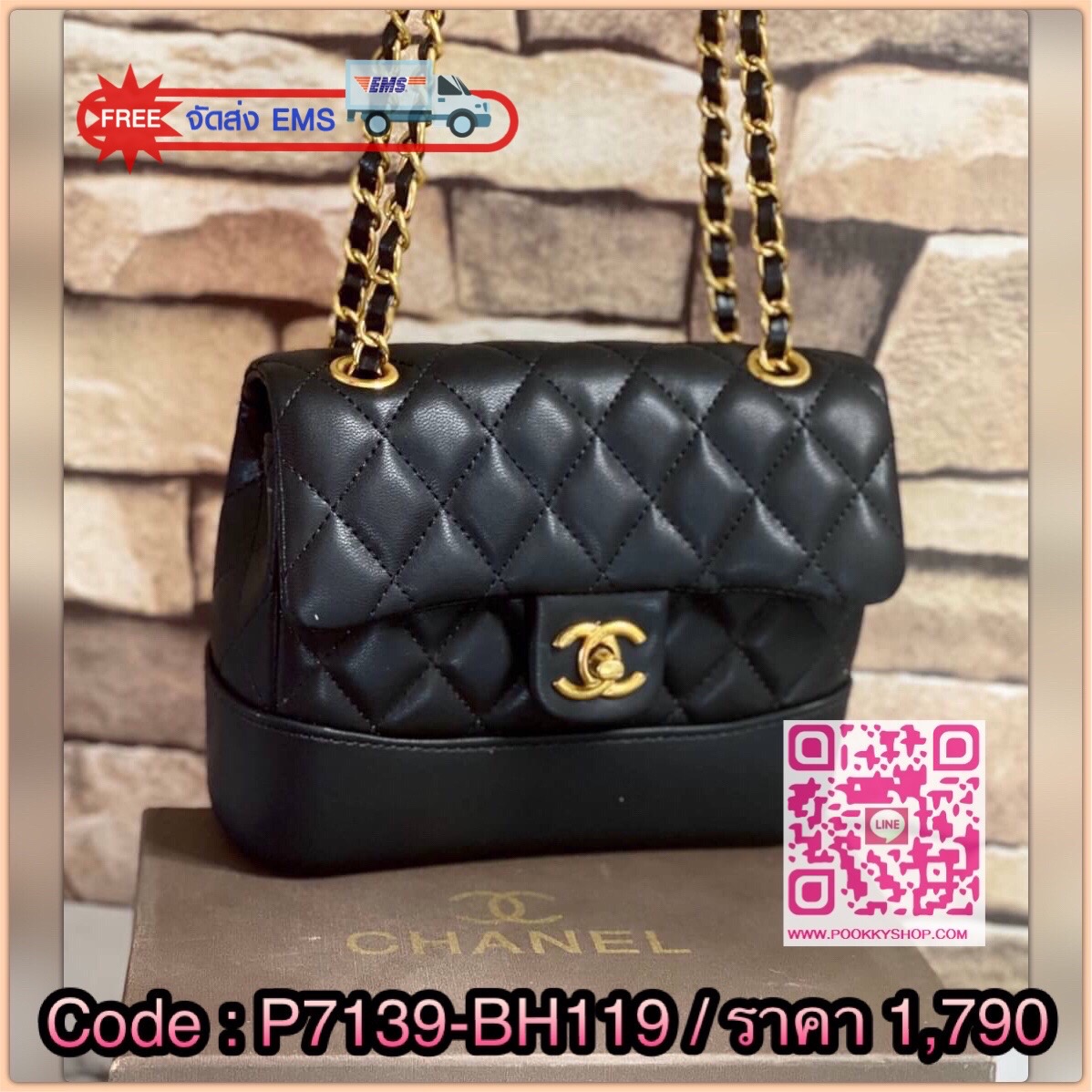 VIP CHANEL RING BAG กระเป๋าถือ / สะพายข้าง วัสดุหนังแกะลายตาราง ด้านหลังมีช่องใส่ของ เปิดปิดด้วยตัวล็อค ใส่ของได้พอสมควรค่ะ เช่น iPhone plus /กระเป๋าเงินใบสั้น-กลาง และของจุกจิกอื่นๆ สายสะพายเก็บด้านในได้ สะพายได้ 2 แบบ สวยเรียบเก๋ ต้องยกให้ใบนี้เลยค่ะ