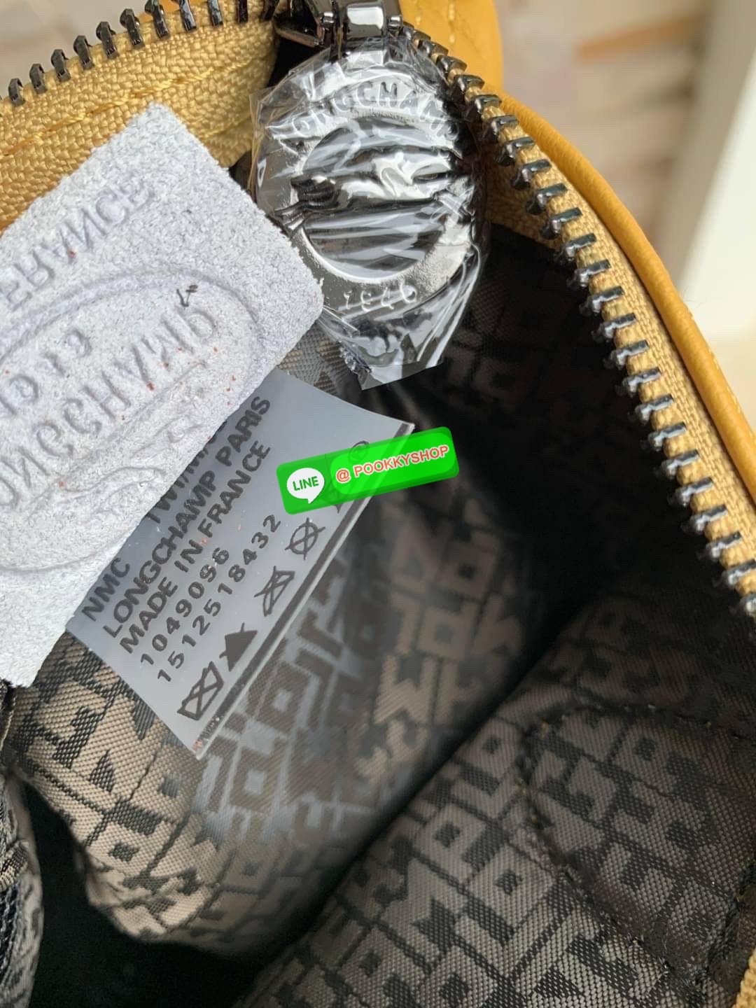 Longchamp LE PLIAGE CUIR TOP HANDLE BAG S เรียกว่าเป็นกระเป๋าอีกหนึ่งรุ่นที่ไม่ว่ายังไงก็ฮอตฮิตและติดเทรนด์ตลอดไม่เคยเปลี่ยนกับ ทรง Le Pliage Cuir หนึ่งในตระกูลกระเป๋าสุดไอคอนิกจากแบรนด์ เมื่อรุ่น Le Pliage Cuir ในรูปแบบของหนังแกะ Metis ได้ถือกำเนิดขึ้นใน