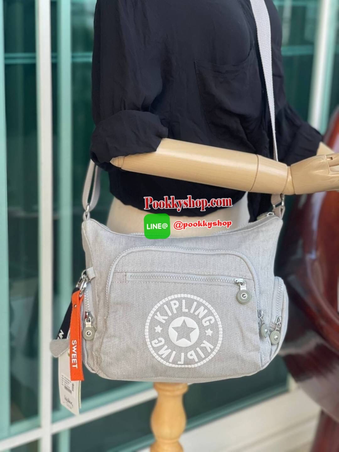 Kipling GABBIE S Crossbody Bag with Phone Compartment Bag กระเป๋าสะพายทรงครอสบอดี้ คอลเลคชั่นสุดฮิต แบบกระชับกับลำตัว วัสดุPolyamide100% มีช่องซิปใช้งานได้ทุกมุม ช่องใหญ่ภายในกว้าง ใส่มินิไอแพค กระเป๋าสตางค์ยาวและอื่นๆจุได้เยอะ สามารถสะพายได้ทั้งสายคู่และ