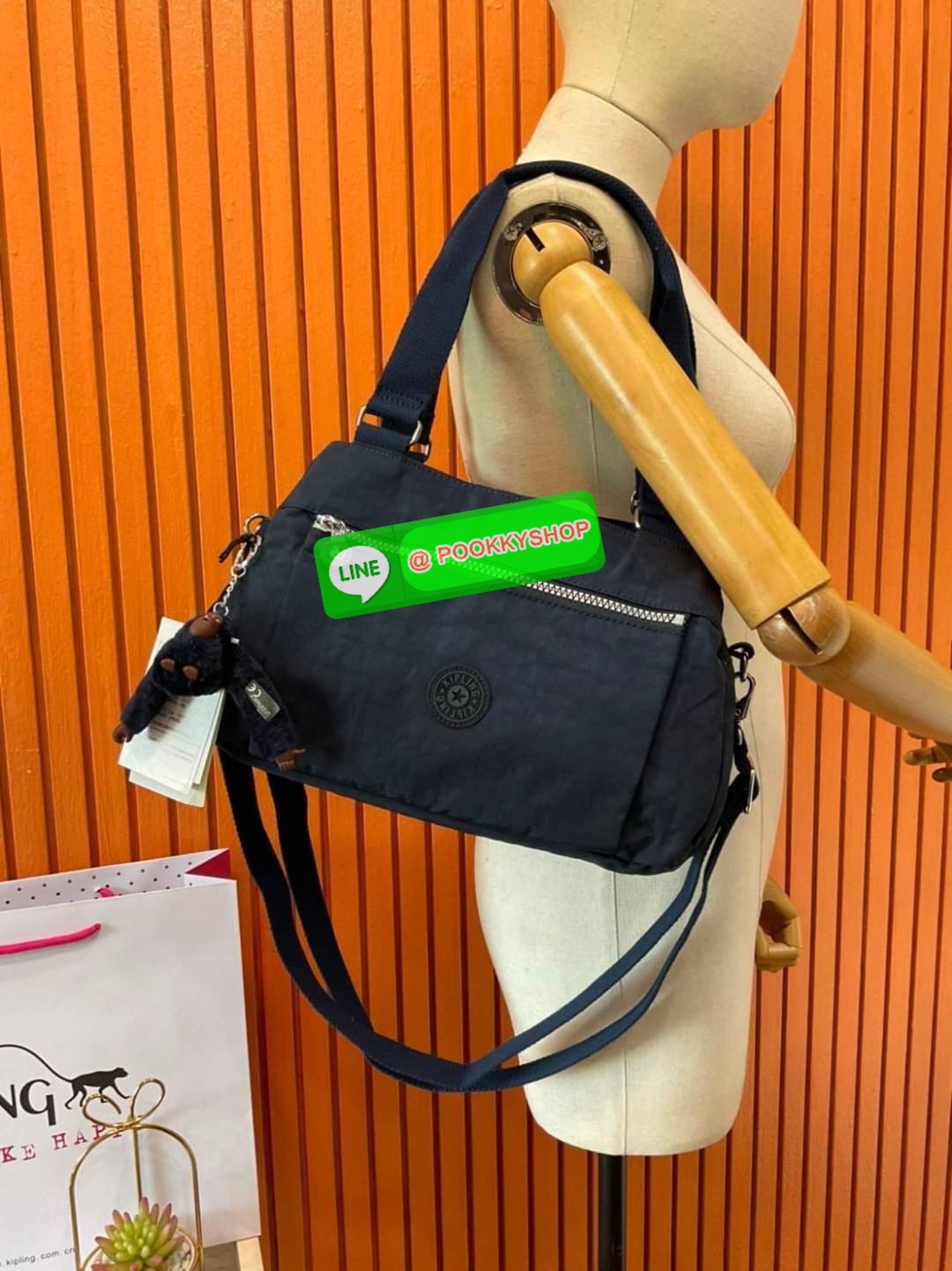 Kipling Damen Orelie Henkeltasche รุ่น K15257 กระเป๋าถือ/สะพาย Crossbody ขนาดกำลังดี หูกระเป๋ายาวสามารถคล้องบ่าได้ วัสดุpolymode100% ผ้ากันน้ำ กระเป๋ามีน้ำหนักเบา มีช่องซิป ด้านหน้า และ ด้านหลัง ภายในแบ่งเป็น 3 ช่องหลักใช้งาน ช่องซิปกลางแยกเป็นสัดส่วน จุข