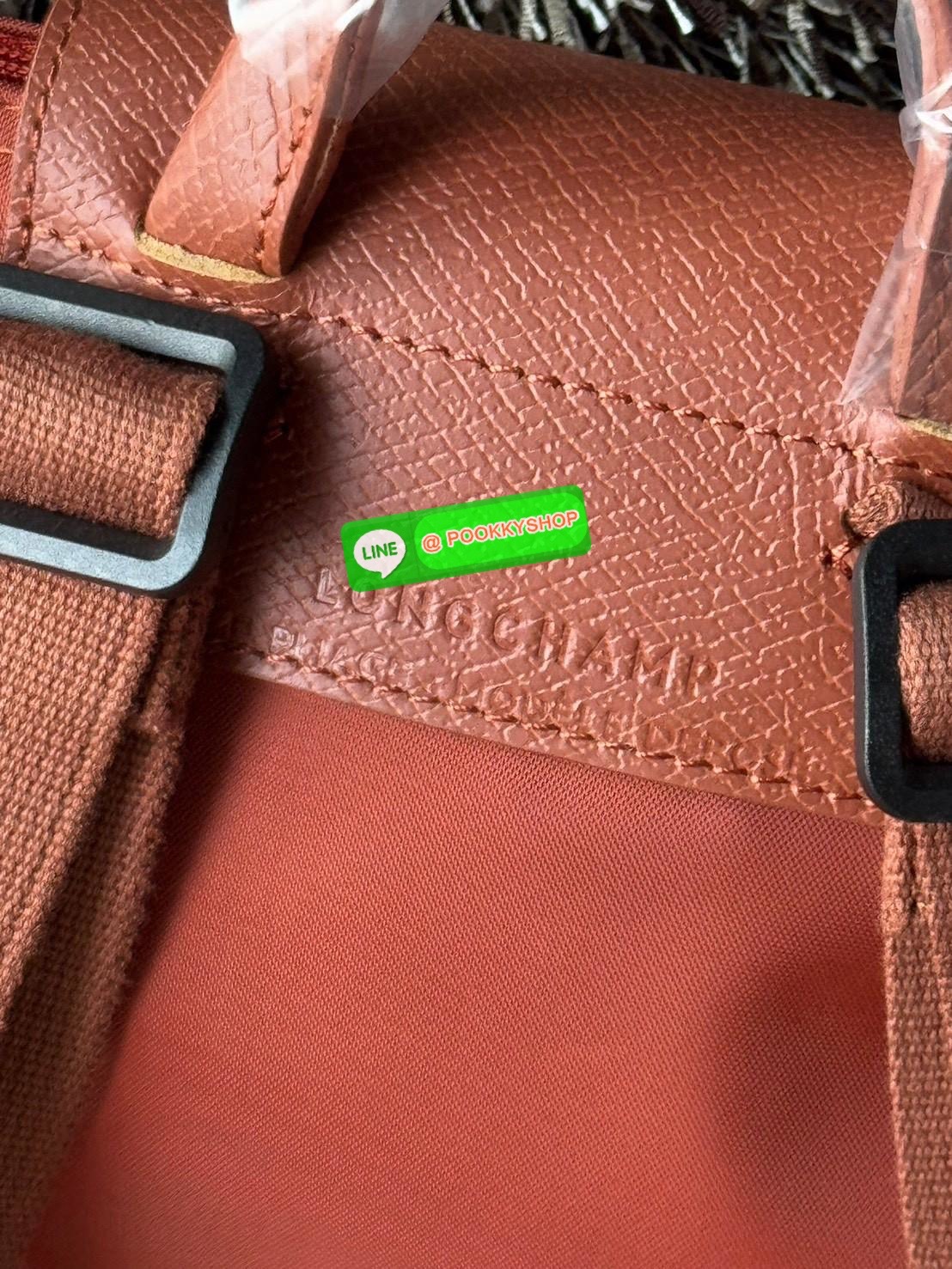 💕LONGCHAMP LE PLIAGE M BACKPACK กระเป๋าเป้น้ำหนักเบาพิเศษนี้ผลิตจากผ้าใบไนลอนรีไซเคิลที่ทนทานและพับเก็บได้ เหมาะสำหรับทุกโอกาส การออกแบบอเนกประสงค์และมีพื้นที่ภายในกว้างขวางที่สามารถเก็บแล็ปท็อปหรือโน๊ตบุ๊กได้ ในขณะที่สายสะพาย ปรับระดับได้ แมตช์ได