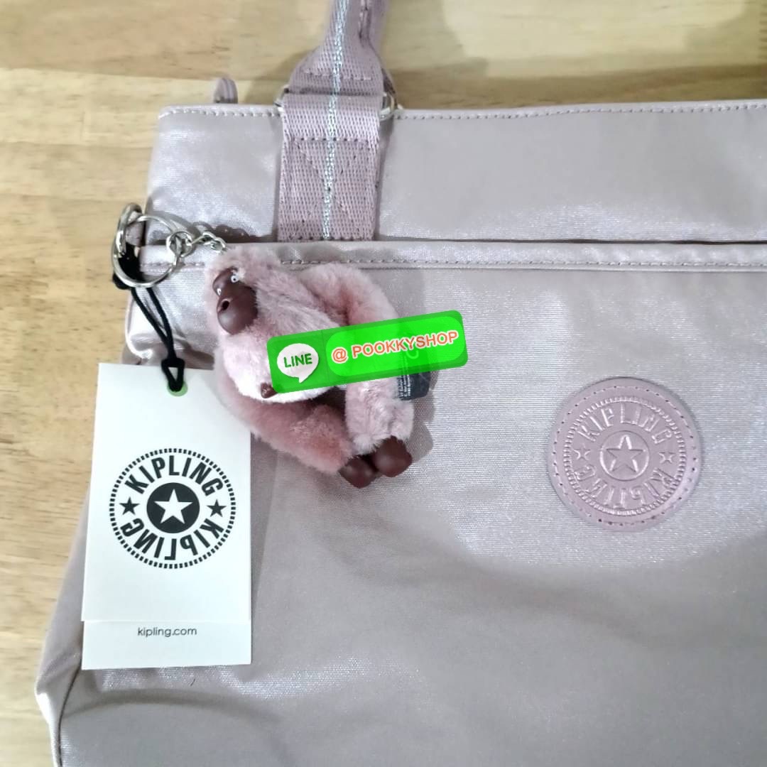 KIPLING Caralisa bag กระเป๋าถือหรือสะพาย วัสดุ Polyester เคลือบผิวกันน้ำ รุ่นใหม่จสก kipling เหมาะสำหรับวันทำงาน หรือ ใช้สะพายในชีวิตประจำวัน สามารถใส่กระดาษ A4 หรือ Ipad /Tablet ได้ถึง 11 นิ้ว