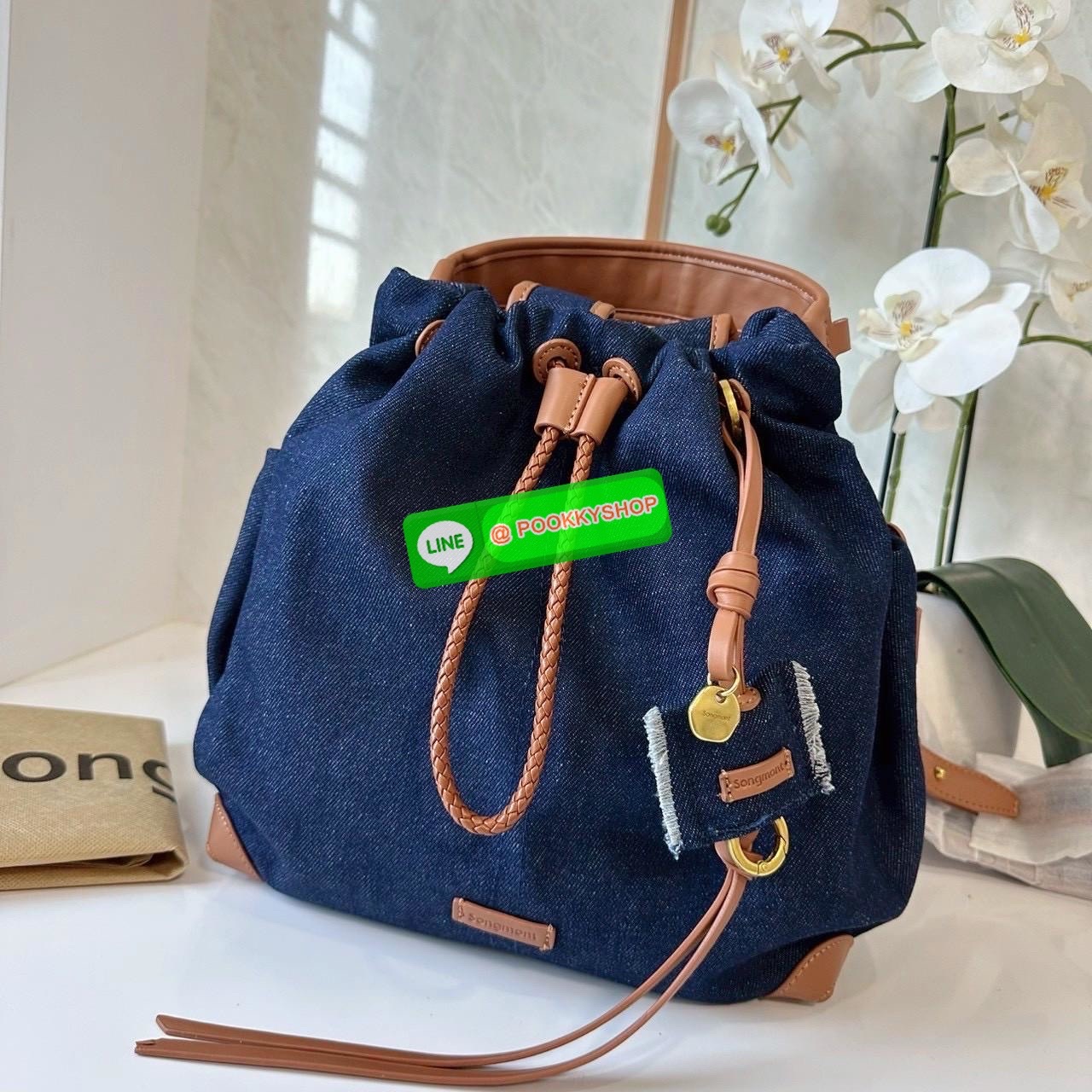 Songmont Series Backpack Female Small Capacity Songmont Drawstring Backpack กระเป๋าเป้สายรูดทรงชิคที่กำลังเป็นกระแสฮิตสุด ๆ เพราะดีไซน์เรียบเก๋ ใช้งานง่าย และแมทช์ได้หลายสไตล์ ดีไซน์ unisex ใช้ได้ทั้งผู้หญิงและผู้ชาย ดีไซน์: ทรงถุงสายรูด (Drawstring) ดูมิ