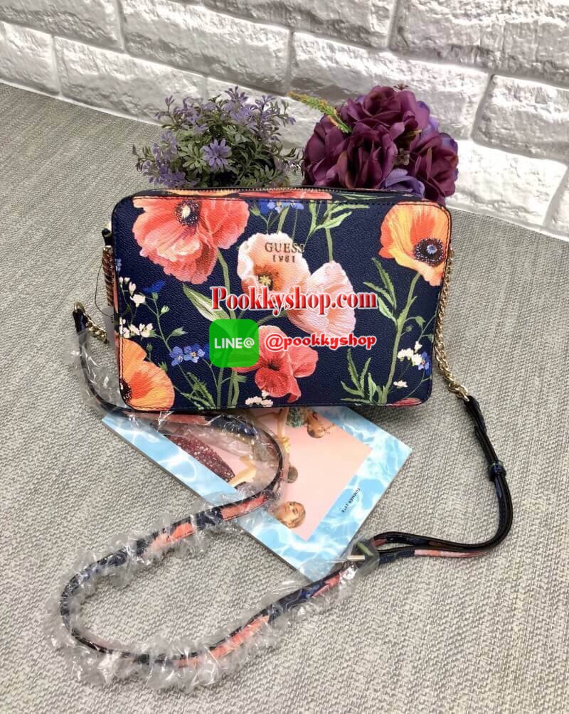 New arrival GUESS CROSSBODY BAG กระเป๋าสะพายแบบครอสบอดี้ร์ ขนาดกำลังดี สีสันสดใส แต่ละลายสวยน่าใช้มากๆค่ะ((ลายเป็นไปตามแพทเทินนะค่ะ)) ด้านหน้าติดอะไหล่แบรนด์ เปิดปิดกระเป๋าแบบซิป ภายในโล่งใส่ของจุค่ะ มีช่องซิป และช่องเล็ก 3ช่องค่ะ สายสะพายแบบโซ่ต่อหนังเลื