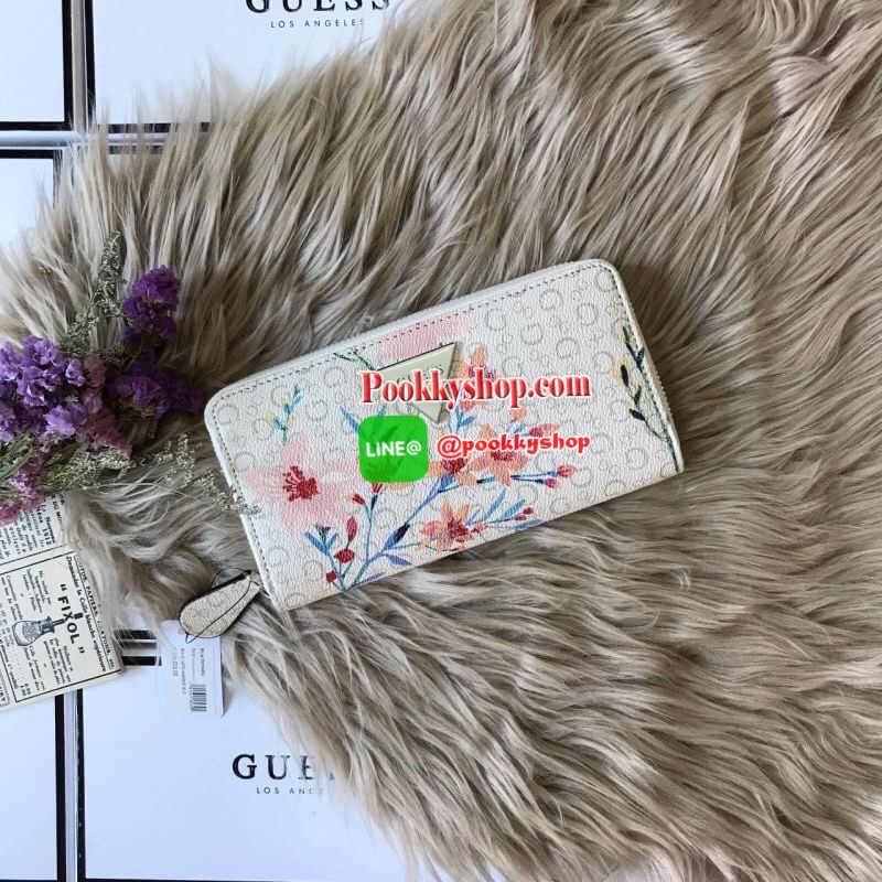 GUESS ABREE PRINTED ZIP-AROUND WALLET กระเป๋าสตางค์ใบยาวด้านหน้าประดับโลโก้แบรนด์นูนสามเหลี่ยม เปิดปิดด้วยซิป ภายในมีช่องใส่บัตร ช่องใส่ธนบัตร มีช่องซิปใส่เหรียญ และมีช่องยาวสามารถใส่บุ๊คแบงค์ได้ค่ะ