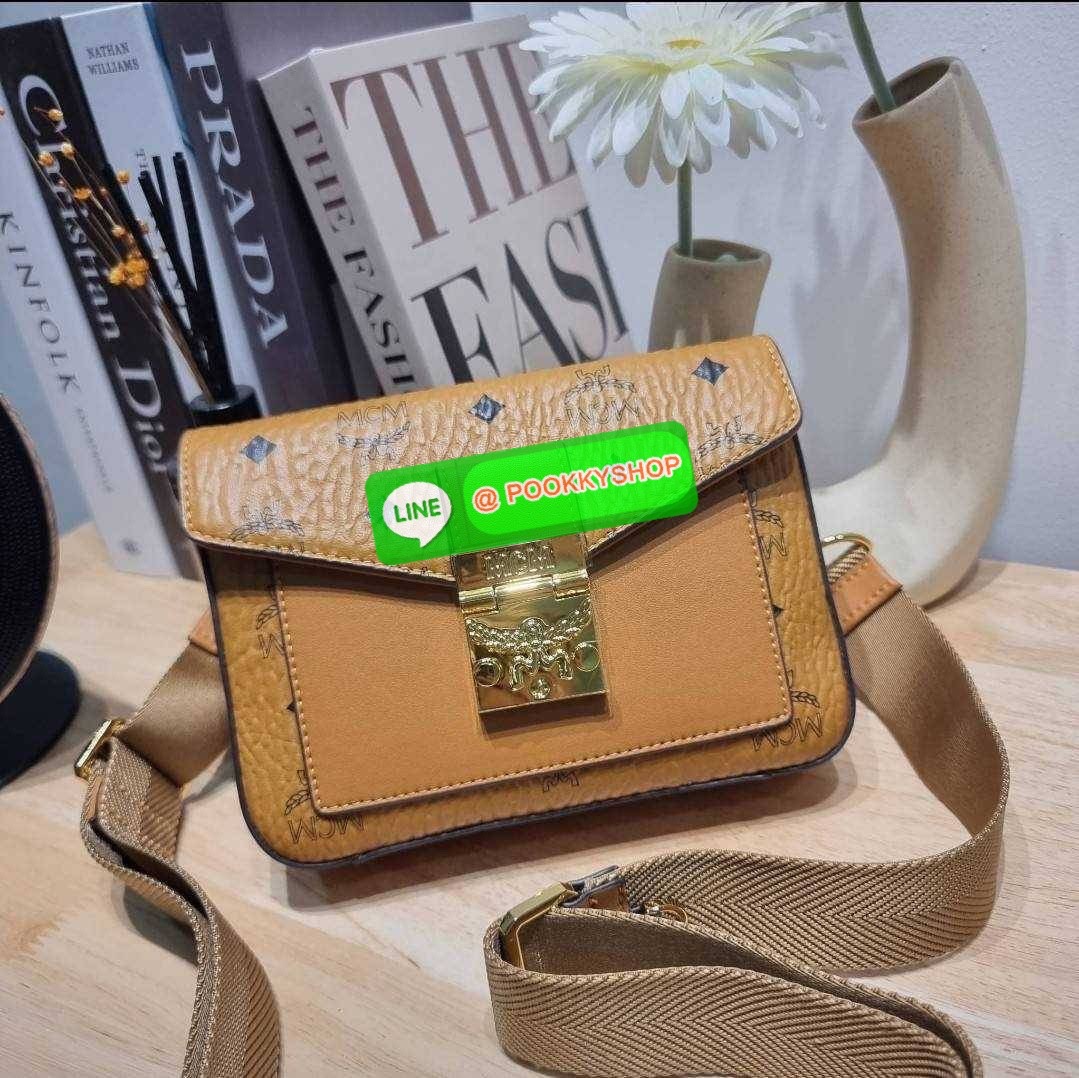 MCM SMALL MILLIE CROSSBODY IN VISETOAS กลับมาแน่นๆกับไอเท็มสุดฮิต!! ดาราเซเลปใช้กันเพียบ กระเป๋าสะพายข้าง ดีไซน์กึ่งสปอร์ต แต่แฝงความหรูในตัว ใช้งานง่ายด้วยขนาดที่พอเหมาะ และสายสะพายสปอร์ตที่สะพายคาดได้สะดวก จะสะพายข้าง สะพายแบบคาดอก ก็ดูดีไปหมด เปิด-ปิดด