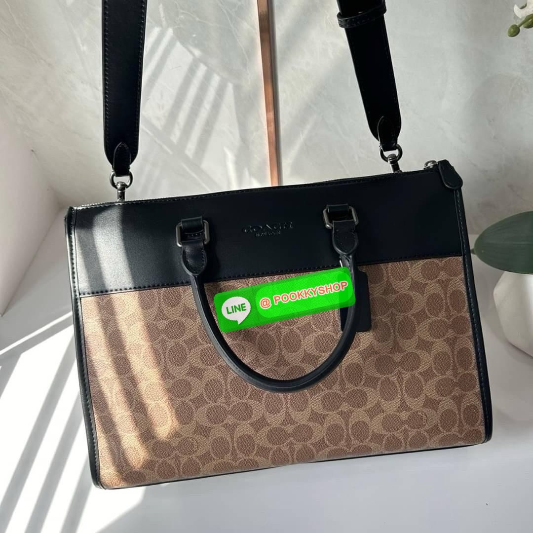 Coach Gotham Folio In Signature Canvas c2682 🔖กระเป๋าใส่เอกสาร Gotham เป็น กระเป๋าเอนกประสงค์ทำให้จัดเก็บเอกสารได้อย่างเรียบง่าย 🔖วัสดุ: แคนวาสตัดหนังแท้ 🔖เปิด-ปิดแบบซิป ด้านบน ภายในมีช่องแยกใส่เอกสารมีพื้นที่สำหรับใส่แล็ปท็อปขนาด