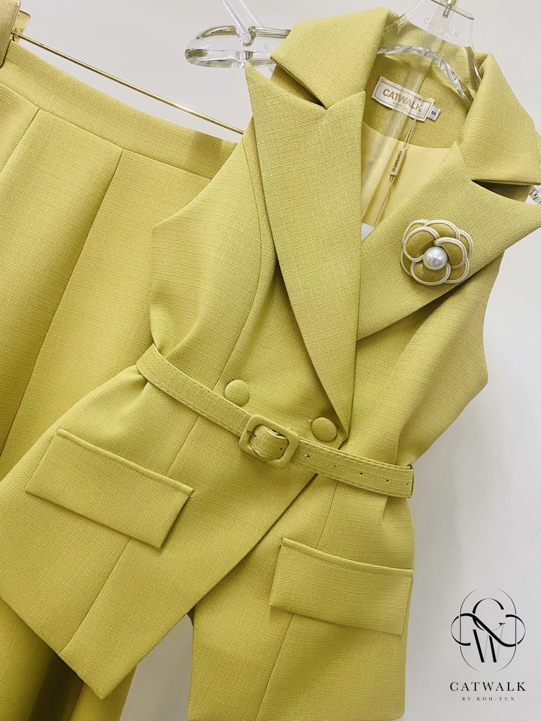 ชุดเซทแฟชั่น เซตสูทแขนกุดเข็มขัด+กระโปรงทรงย้วย เนื้อผ้าเกรดเอ ผ้าทอมีลายในตัว