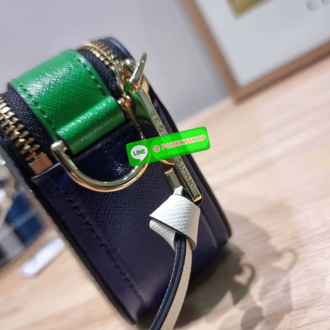 MARC JACOBS THE SNAPSHOT CAMERA BAG ไอเท็มยอดฮิตที่โดดเด่นเป็นเอกลักษณ์ กับกระเป๋าสะพายข้างสุดปัง เรียกได้ว่าไม่ซ้ำใคร!! วัสดุหนังวัว สวยอยู่ทรง เปิด-ปิดกระเป๋าด้วยซิป มีซิปหลัก 2 ช่อง แบ่งสัดส่วนไว้ดีมาก มาพร้อมสายสะพายสปอร์ตเส้นใหญ่ ที่ออกแบบโทนสีมาให้เ