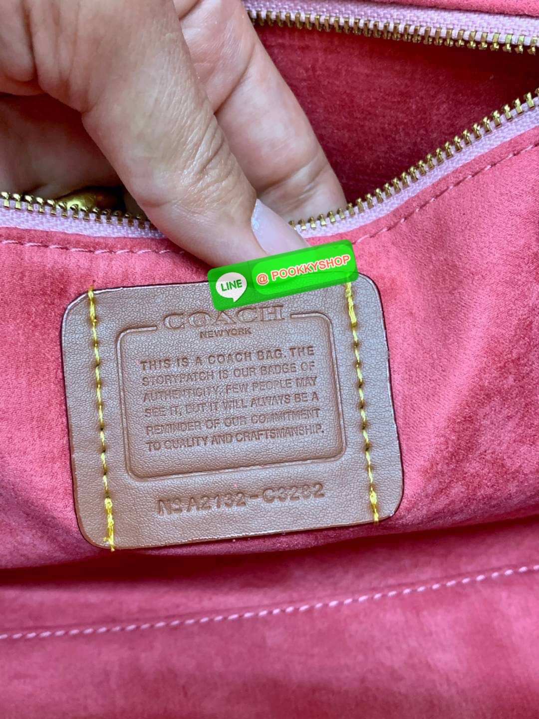 COACH TOTE FIELD JACQUARD BAG ((C3282)) กระเป๋าหิ้ว//สะพายข้าง JacquardลายC+หนังแท้ สวยงามลงตัวมากๆค่ะ ปากกระเป๋าเปิดปิดแบบกระดุมแม่เหล็ก ภายในกว้าง สาวๆที่สัมภาระเยอะบอกเลยเหมาะมากค่ะ