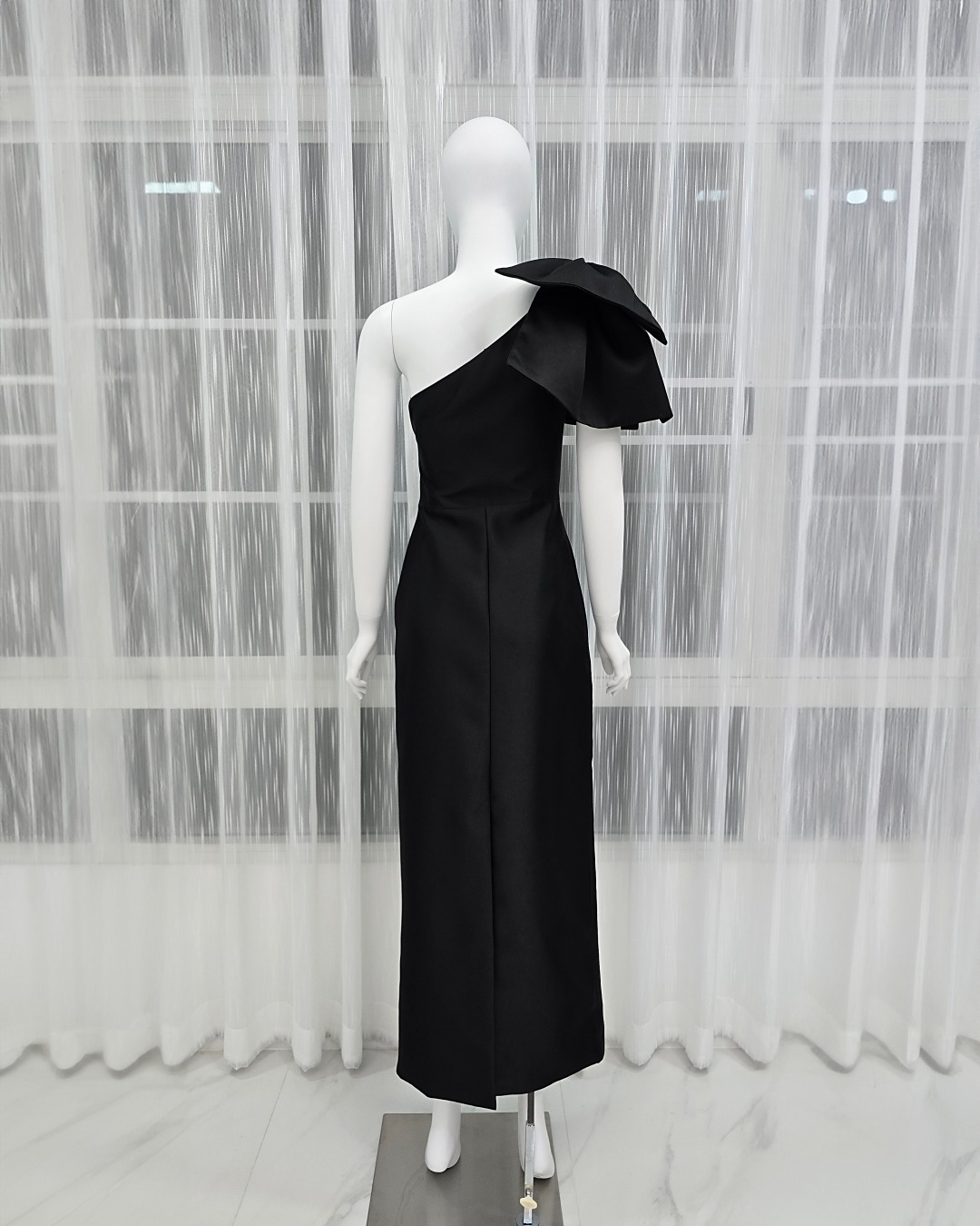 เดรสแฟชั่น เดรสเสื้อไหล่เดียวแขนกุด กระโปรงยาวทรงตรง แต่งโบว์ไซส์ใหญ่ที่ไหล่ขวา