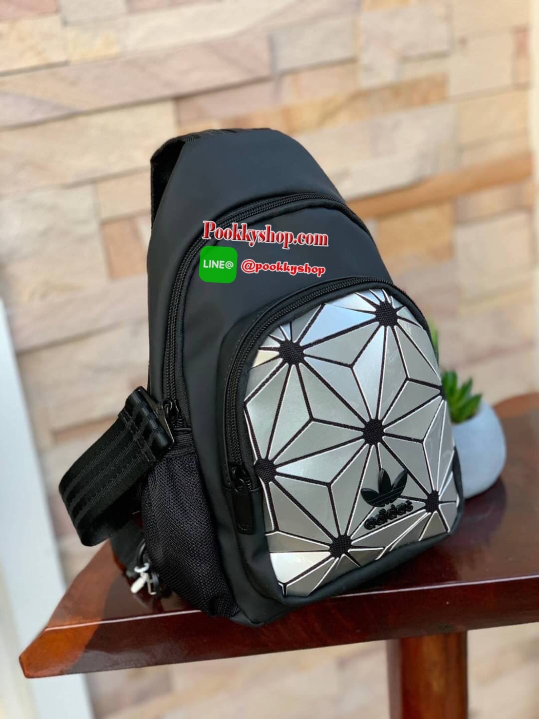 Adidas 3D Expect Originals Bag กระเป๋าสะพายคาดอก ขนาดกลาง ด้านหน้าแต่งดีเทลแบบ3D ในมีช่องแยกใส่มินิไอแพค หรือกระเป๋าสตางค์ทรงยาว มีสายสะพายที่ทันสมัยเป็นสายซิป เพราะนอกจากจะเป็นเป้สะพายแล้ว ยังสามารถนำมาสะพายไหล่ได้ มาในแบบลุคช์สไตล์ลำลองเพื่อให้คุณใช้งาน