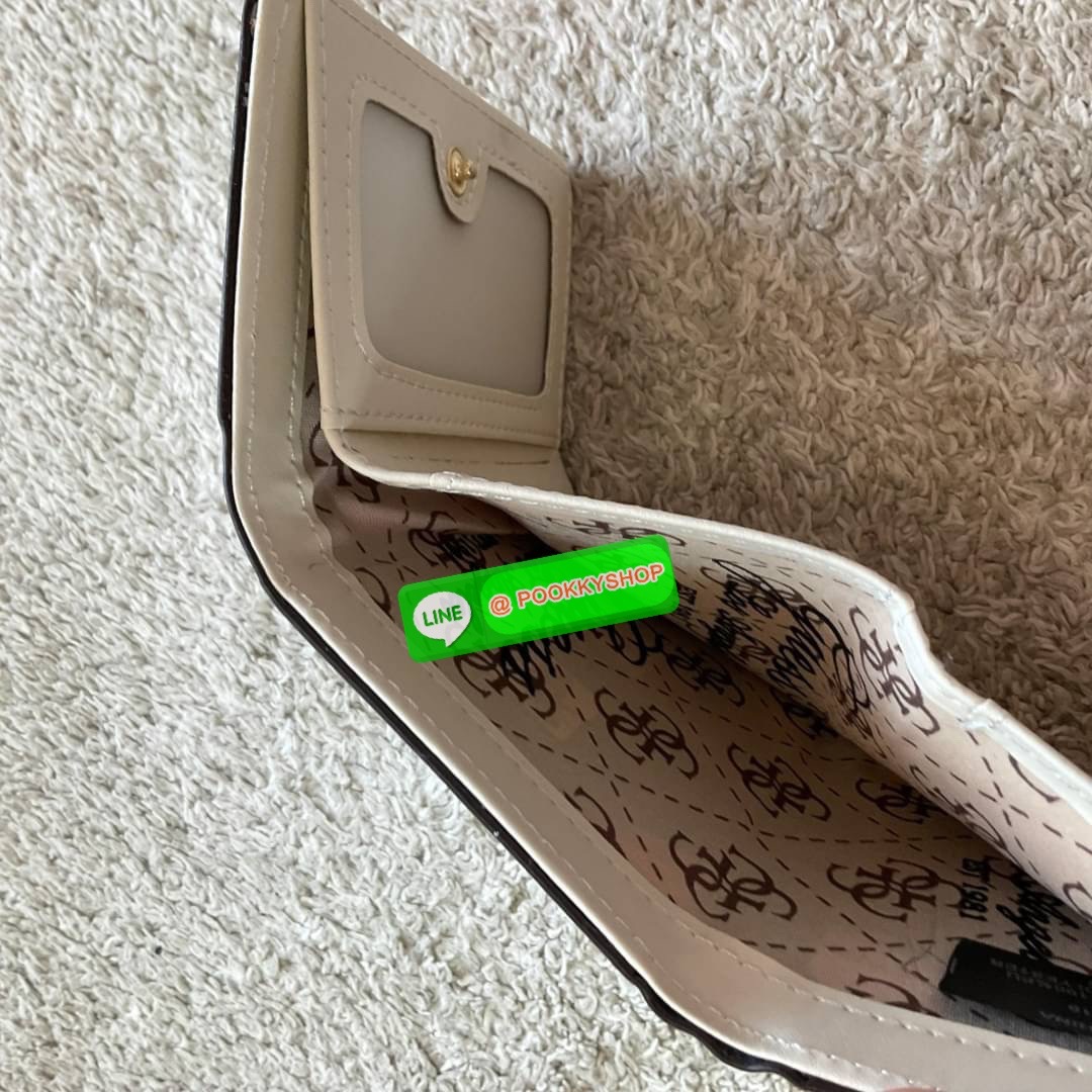 รุ่นใหม่ล่าสุด! GUESS SHORT WALLET กระเป๋าสตางค์ใบสั้นสองตอน วัสดุตัวหนังลายสวยหรูพิมพ์ลายทั้งใบ เปิดปิดด้วยกระดุม ด้านในบุผ้าปั้มแบรนด์มีช่องใส่รูป และใส่บัตรได้อีกหลายช่อง มาพร้อมช่องใส่ธนบัตรหนึ่งช่อง สวยคุ้ม สไตล์มินิ สำหรับคนไม่ชอบพกเงินเยอะ แนะนำใบน