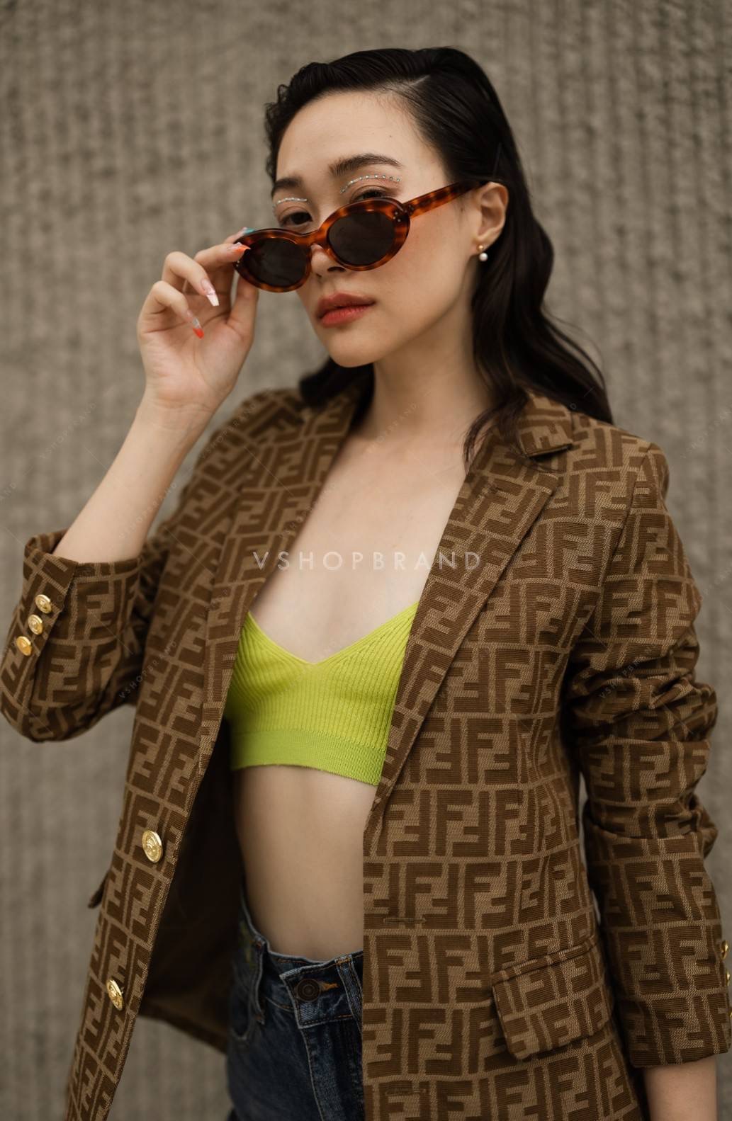 เสื้อสูทผ้าทอพิมพ์ลาย Fed.di ทรงเข้ารูป ผ่าหลัง มีกระเป๋า 2 ข้าง (ใช่งานได้จริง) แต่งกระดุมทองเพิ่มความหรู ทรงสวย ทางแบรนด์เลือกใช้ผ้าสูทเนื้อดีในการตัดเย็บ เย็บติด ซับใน คัตติ้งเนี้ยบ ทรงเป๊ะมากๆเลยค่ะ