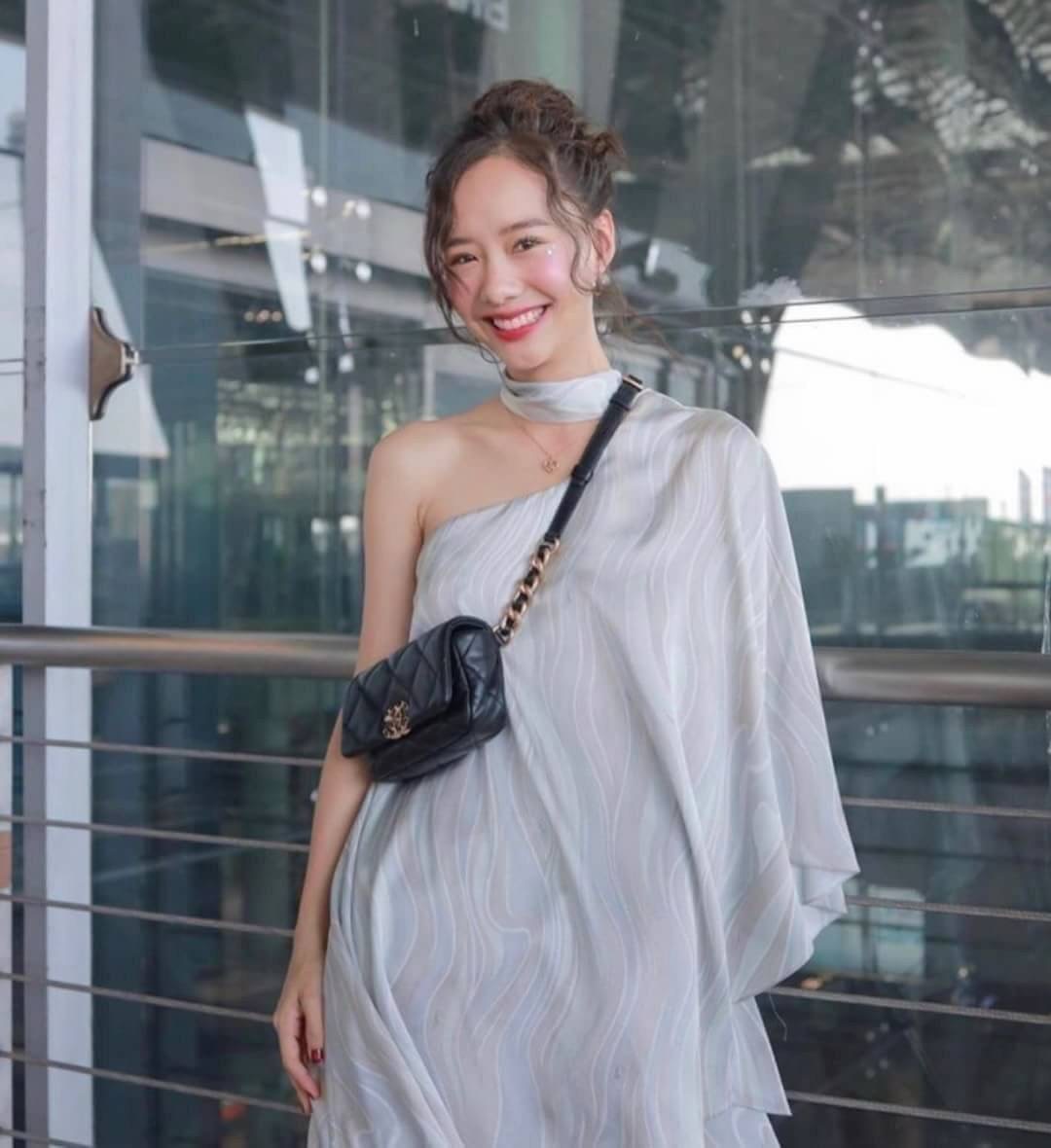 มาอีกรอบละจร้าาา รุ่นใหม่ล่าสุดตอนนี้ ต้องยกให้รุ่นนี้เลย เจ้าแม่แฟชั่นดาราเซเลป ยังเลือกใช้ ดังเปรี้งปร้าง สวยสง่าน่าใช้จริงๆ บอกเลยงานดีทำออกมาได้เหมือนต้นแบบจริงๆนุ่มมากๆๆ รุ่นนี้คาดเอวคาดอกก็ได้ เลือกสวยได้ตามใจชอบเลย งานสวย