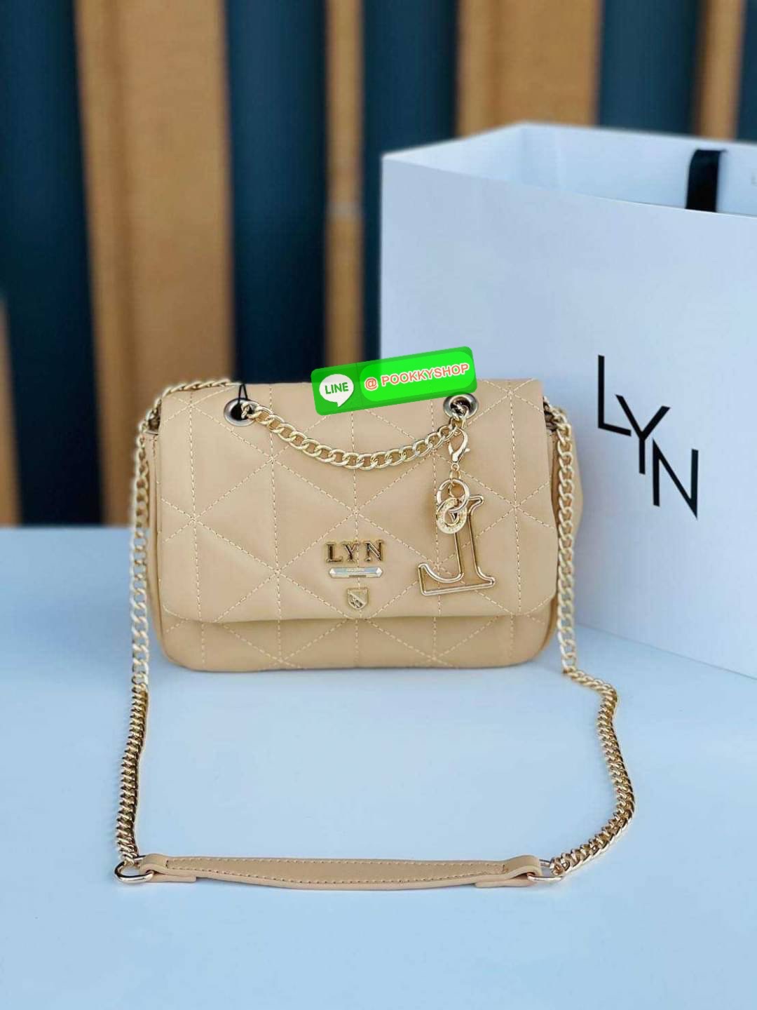 Lyn ลายตารางสุดฮิต หนังนิ่ม ตั้งอยู่ทรง ประดับพวงกุญแจรูปตัว L เปิดปิดด้วยกระดุมแม่เหล็ก สะดวกใช้