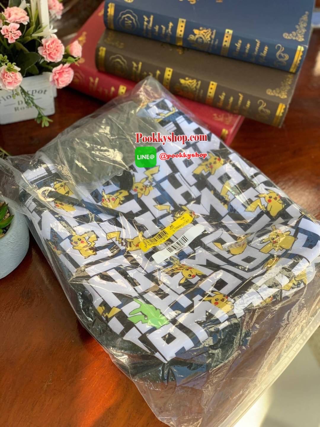 LONGCHAMP LE PLIAGE COLLECTION POKEMON BACKPACK เป้สะพายสไตล์ Le pliage ที่มี "ปิกาจู" ไปวิ่งเล่นอยู่บนกระเป๋าที่ออกมาเป็นซีรีส์ซะเลย