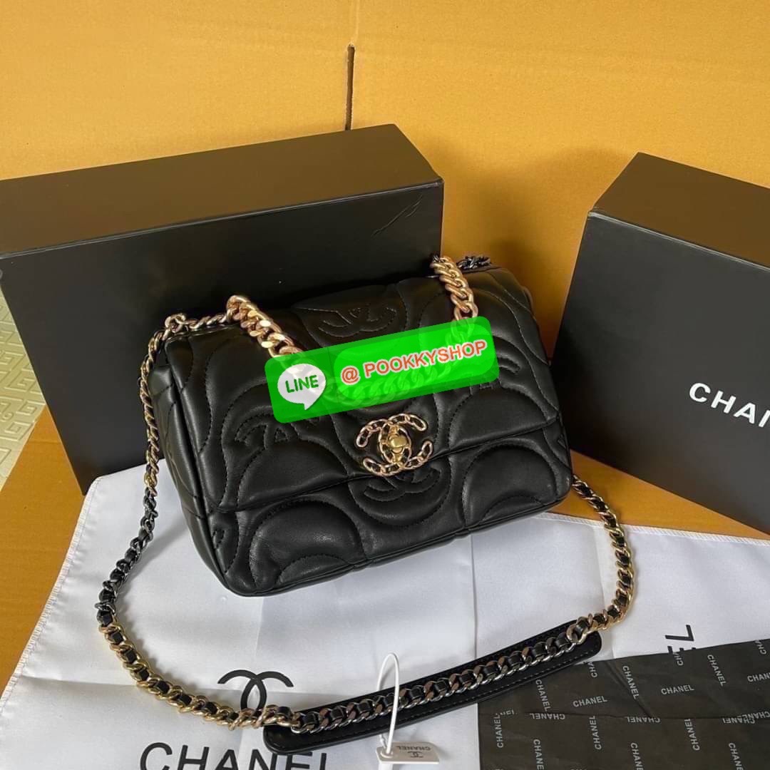 Chanel อเนกประสงค์ รุ่น Limited edition ลายวินเทจแบรนด์ หนังแกะ พร้อมสายยาวโซ่ต่อหนัง น้ำหนักเบา ภายใน มีช่องซิปเปิดปิดด้วยฝาปิดตัวล็อค มีช่องหลัง ใส่กระเป๋าสตางค์ใบยาวได้ค่ะ ตัวจริงสวยมากๆถูกใจรีบจองนะคะ ใส่มือถือได้ทุกรุ่น สะพายเป็นสายคู่ หรือ สะพายยาวไ