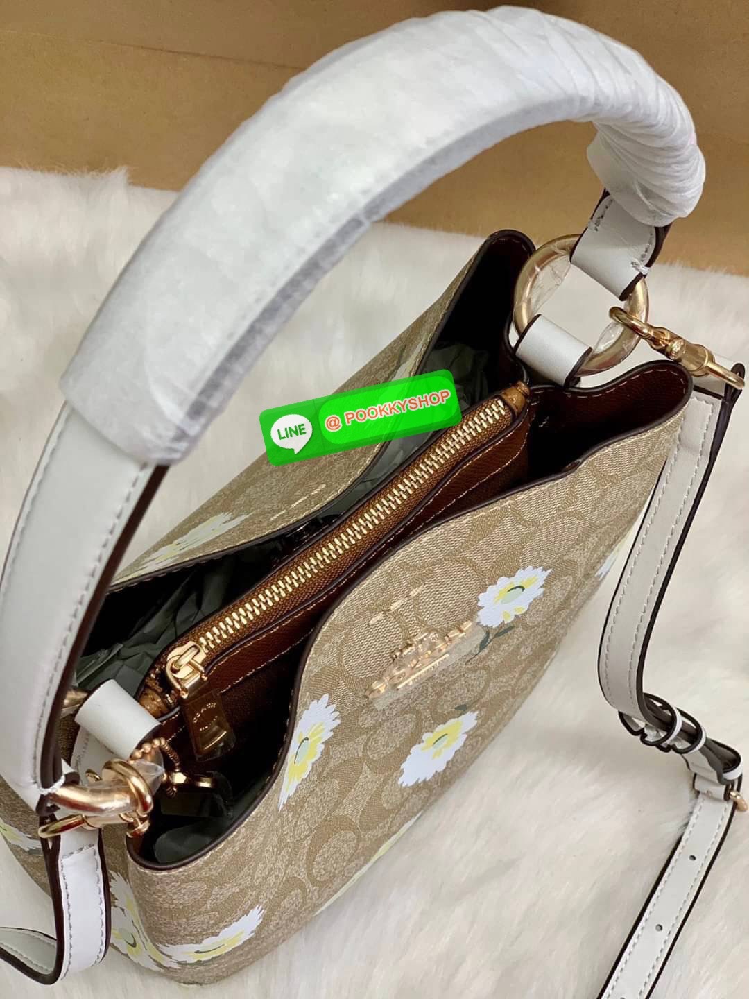 COACH Small Town Bucket Bag In Signature Canvas With Daisy Print ((C3411)) พร้อมส่งที่ไทย ห้ามพลาดค่ะ! กระเป๋าทรงถังสุดฮิต หนังแท้สวย 🌸จุดเด่นของรุ่นคือ print ลายดอก Daisy สวยมาแรงมากตอนนี้ค่ะ! ช่องกระเป๋ามี2ช่องหลักแบบกระดุมแม่เหล็ก ภายในช่องกว้า