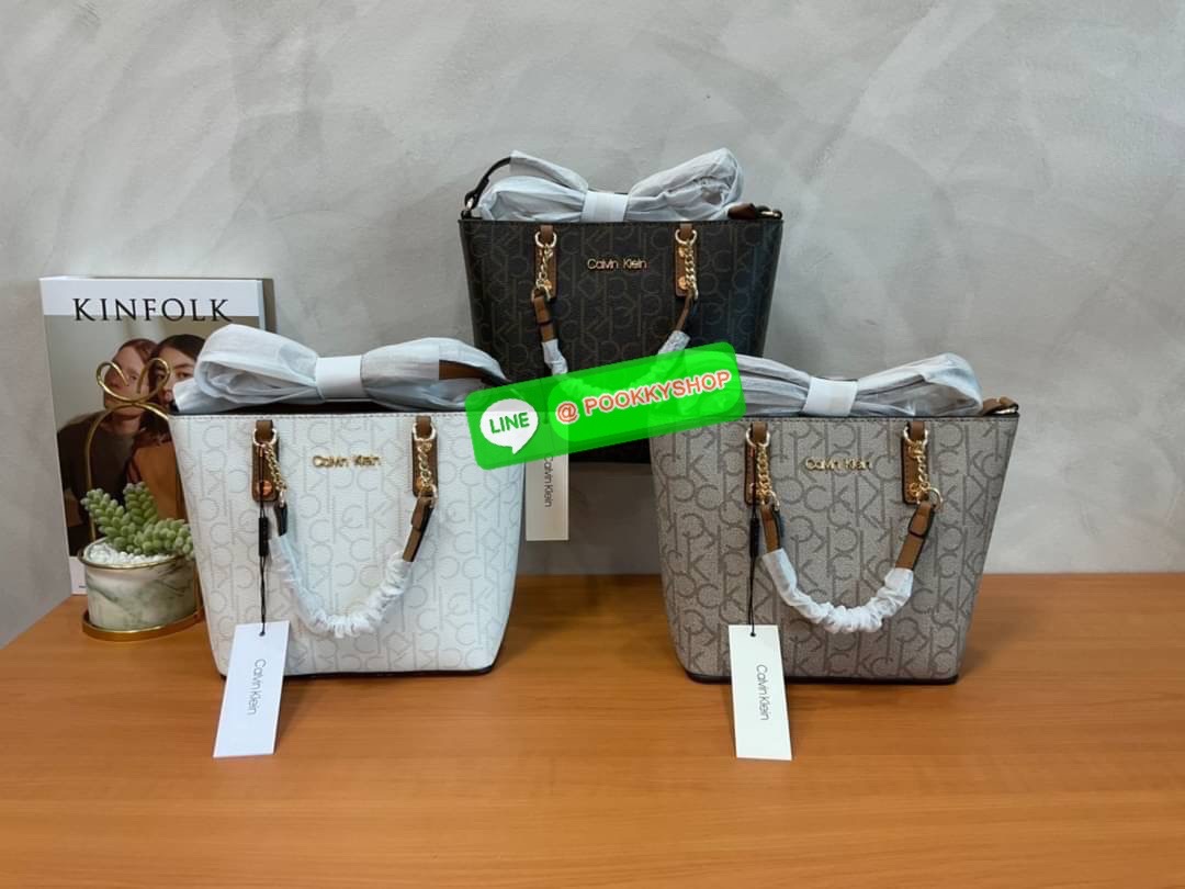 Calvin Klein Monogram Shopping Bag คอลเลคชั่นใหม่ล่าสุด ของมันต้องมี สวยหรูดูแพงมาก สำหรับรุ่นนี้!!! กระเป๋าถือ/สะพาย Crossbody รุ่นใหม่ชนช้อป รุ่นยอดนิยม วัสดุ PVC คุณภาพดี น้ำหนักเบา ด้านหน้าประดับด้วยโลโก้แบรนด์ ตัวกระเป๋าลาย monogram สวยหรู รอบใบ มาพร