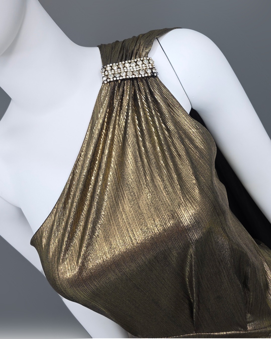 เดรสแฟชั่น แม็กซี่เดรสเสื้อไหล่เดียวทรงเข้ารูป มีผ้าเครปด้านหลัง กระโปรงทรงสอบผ่าหน้าขา