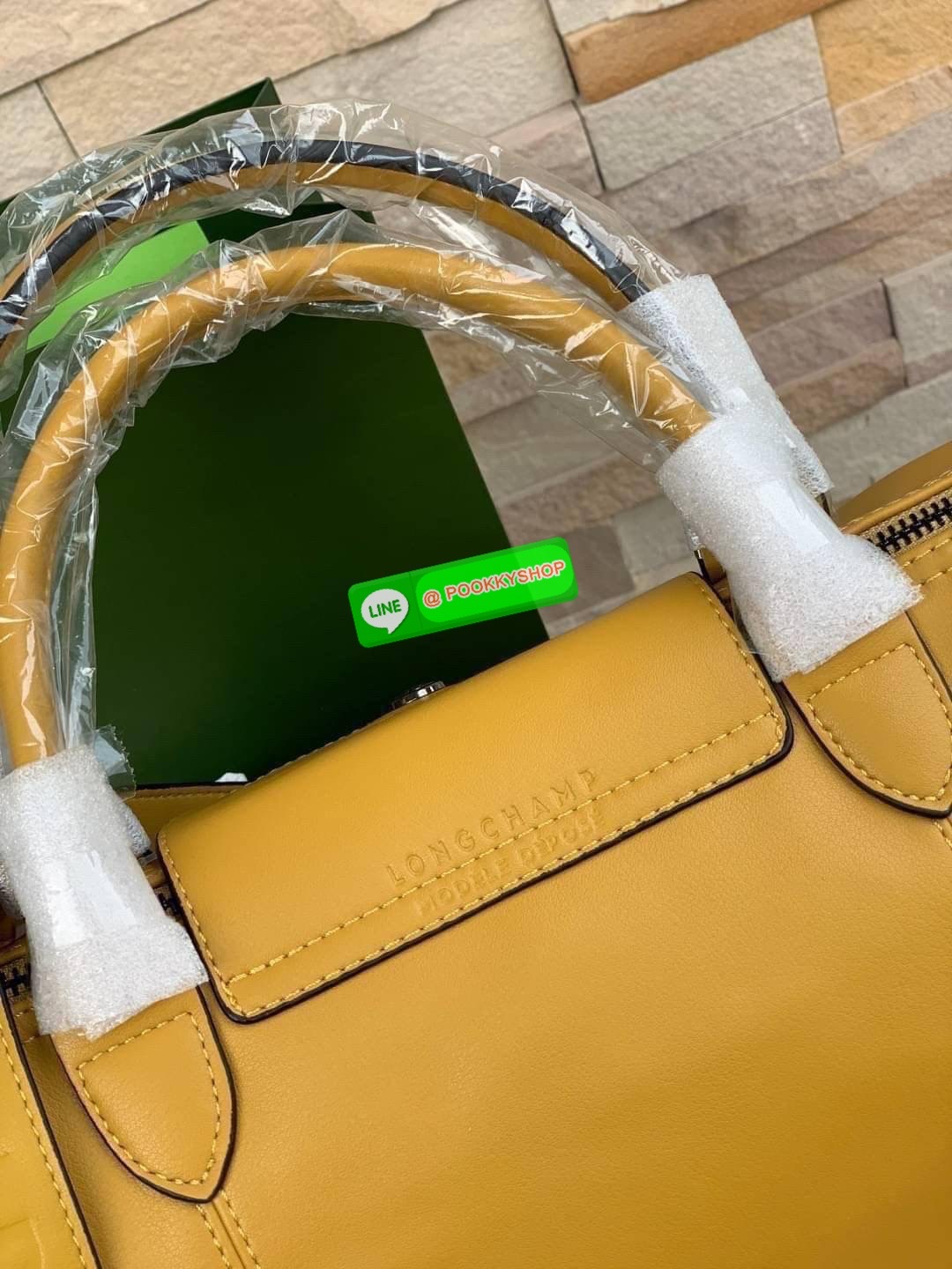 Longchamp LE PLIAGE CUIR TOP HANDLE BAG S เรียกว่าเป็นกระเป๋าอีกหนึ่งรุ่นที่ไม่ว่ายังไงก็ฮอตฮิตและติดเทรนด์ตลอดไม่เคยเปลี่ยนกับ ทรง Le Pliage Cuir หนึ่งในตระกูลกระเป๋าสุดไอคอนิกจากแบรนด์ เมื่อรุ่น Le Pliage Cuir ในรูปแบบของหนังแกะ Metis ได้ถือกำเนิดขึ้นใน