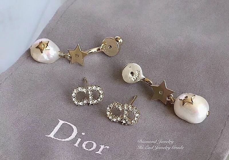 Hi-End Quality !!!!! Shiny-D Earrings ต่างหู Christian Dior งานรุ่นใหม่ ล่าสุดชนช็อป ดีไซน์สวยมากๆค่ะ ประดับอะไหล่ทองอย่างดี งานสวยไร้ที่ติดนะคะ สาวกดิออต้องไม่พลาดค่ะ ไม่มีไม่ได้แล้ว รีบสั่งกันเข้ามาเลยจ้า
