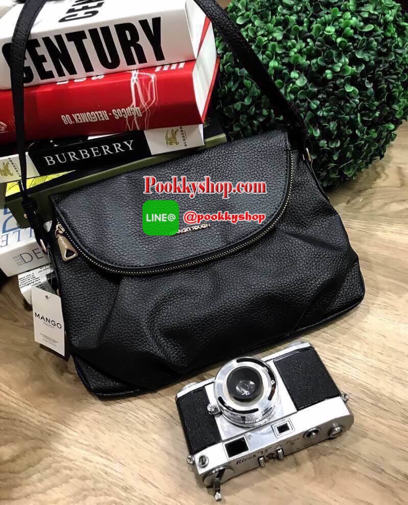 รีพีทรอบที่14!!! Don't Miss! ไอเท็มที่สาวๆกดLikeกันรัวๆ MANGO QUITED SHOULDER BAG กระเป๋าสะพายวัสดุหนังแกะสังเคราะห์แบบนิ่มประดับโลโก้อะไหล่ทองด้านหน้า เปิดปิดได้2ช่องทั้งฝาปิดกระดุมแม่เหล็กหรือซิปรอบปากกระเป๋า มาพร้อมสายสะพายยาวขนาดกำลังดี น้ำหนักเบ