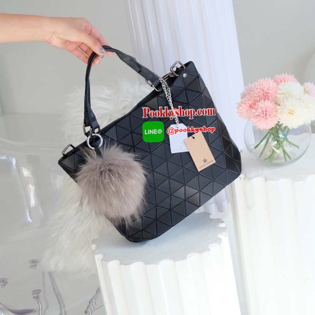 รุ่นขายดี ลาย Limited edition หายาก 👍ปรับทรงได้ 2 แบบ น่ารักมาก สวยที่สุด มาพร้อม พวงกุญแจปอมๆ เข้า set เลิศคะ กระเป๋า จากแบรนด์ David Jones กระเป๋าสะพายข้างดีไซน์เกร๋มาก สีสวยหรูมาก ขนาดกะลังดีเลย น้ำหนังเบามากคะ ภายในมีช่องเก็บของจุกจิกได้ มีถุง