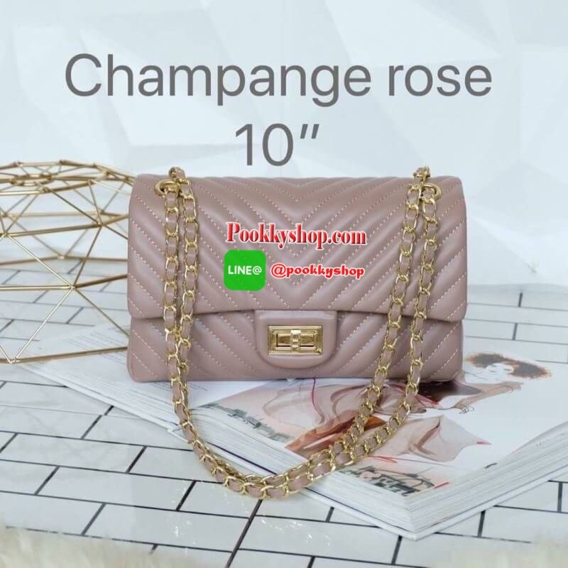 มาเพิ่มละค่า งาน Best Seller พร้อมสีใหม่สวยๆ มาให้เลือกเพิ่มอีก 2 สี !! KEEP รุ่น shoulder chevron chain handbag สวย หรู มากๆ เลยน๊า กระเป๋าอยู่ทรง หนังตัวใหม่ Microfiber สวย ทนกว่าเดิม ตัวกระเป๋าเย็บประณีต สายโซ่ปรับ สั้น ยาวได้คะ ภายในสีแดง มีช่องใส่ของ