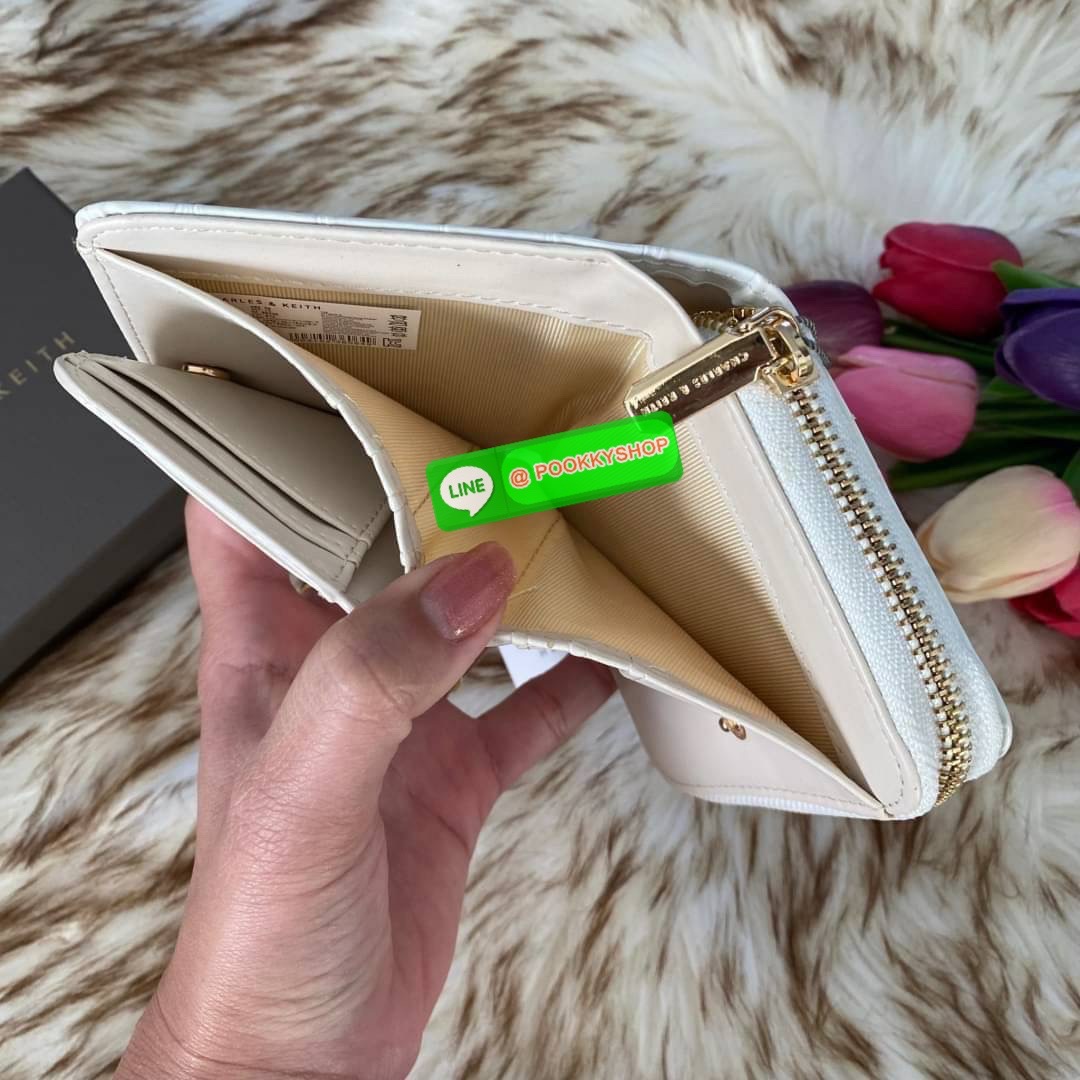 CHARLES & KEITH COMPACT WALLET กระเป๋าตังใบสั้นฟังก์ชันครบ!! ด้านหน้ามีโลโก้แบรนด์ มีช่องซิปใส่เหรียญ เปิดปิดแบบกระดุม ด้านในมีช่องใส่การ์ด 16 ช่อง มีช่องใส่ธนบัตรตามยาว ไม่ต้องพับแบงค์ค่า คุ้มมากๆเลยใบนี้