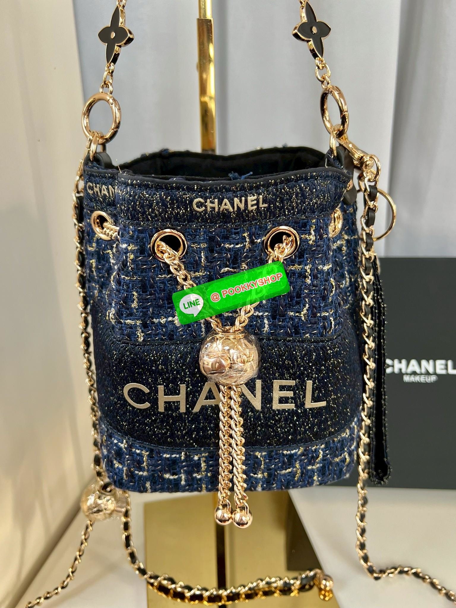 NEW NEW NEW **สินค้าเข้าใหม่** รุ่นนี้บอกเลยว่าสวยทุกอนุ หิ้วไปไหนมาไหนคือเริ่ดไปเลยค่าา CHANEL BUCKET TWEED WITH CHAIN BAG ((Premium gift make up ตปท.)) มีป้ายNot for sale 🔖พร้อมส่งค่าสาวๆ รอบนี้ได้มาไม่เยอะ! กับกระเป๋าขนาดกลางกำลังดี วัสดุผ้าTwe