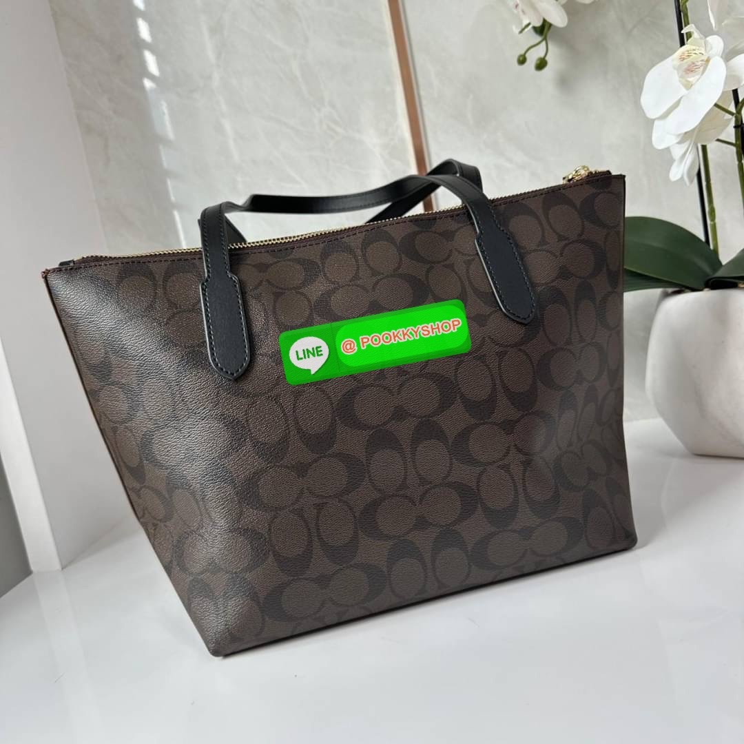 Coach 4455 ZIP TOP TOTE IN SIGNATURE CANVAS กระเป๋าสะพายไหล่ทรง Tote เปิด-ปิดกระเป๋าด้วยซิป ป้องกันของตกหล่น ภายในกว้างใส่สัมภาระได้เยอะ มีช่องเล็กใส่ของจุกจิก วัสดุแคนวาส หูจับหนังแท้ ถือไปเที่ยว ไปทำงาน สะดวกเลยค้า
