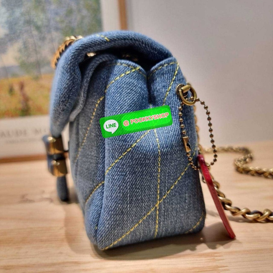 COACH CR704 TABBY SHOULDER BAG 26 WITH QUILTING 🔆 Details ไอเท็มใหม่ ตัวแม่แบบฉ่ำ สวยทำถึง! ต้อนรับซัมเมอร์ให้โดดเด่นกว่าใคร กับกระเป๋าสะพายไหล่ดีไซน์หรูหรา มีดีเทลสวยงามด้วยการเดินด้ายลวดลายตัดกับกระเป๋า เปิด-ปิดด้วยอะไหล่แบบกระดุม ภายในมีช่องเยอ