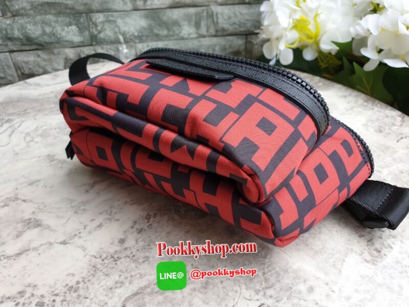 Longchamp Le Pliage Graphic Nylon Belt Bag กระเป๋า คาดอก / คาดเอว ลายกราฟฟิก วัสดุเนื้อผ้า Nylon Canvas เคลือบกันนำ้ ตัดด้วยหนังแท้ที่มีน้ำหนักเบา มี 2 ช่องซิปสะดวกใช้ ดีไซน์เรียบง่ายแต่เต็มไปด้วยความคลาสสิก ที่จับหัวซิปปั้มแบรนด์ จุของได้เยอะ ใบนี้แนะนำเ