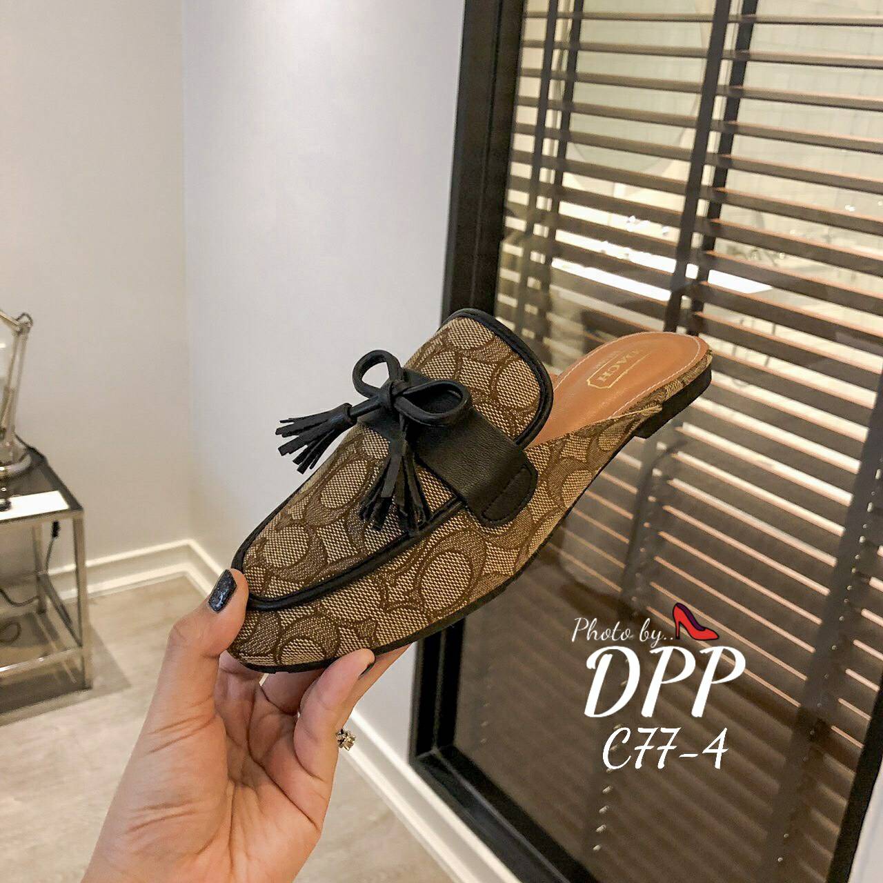 C77-4 พร้อมส่ง ตัวใหม่ hot hot ค้า รองเท้า coach ผ้าทอ ลายC งานสวย ไม่ใช่ผ้าสกรีนนะคะ งานชนช้อป ปั้มแบรนด์ collection ใหม่ปีนี้คะ (เพราะผ้าทอ จะเป็นผ้าเหมือนแท้ที่เอามาทำ กระเป๋าคะ ดีเทลผ้าสวยมาก) ที่สำคัญ