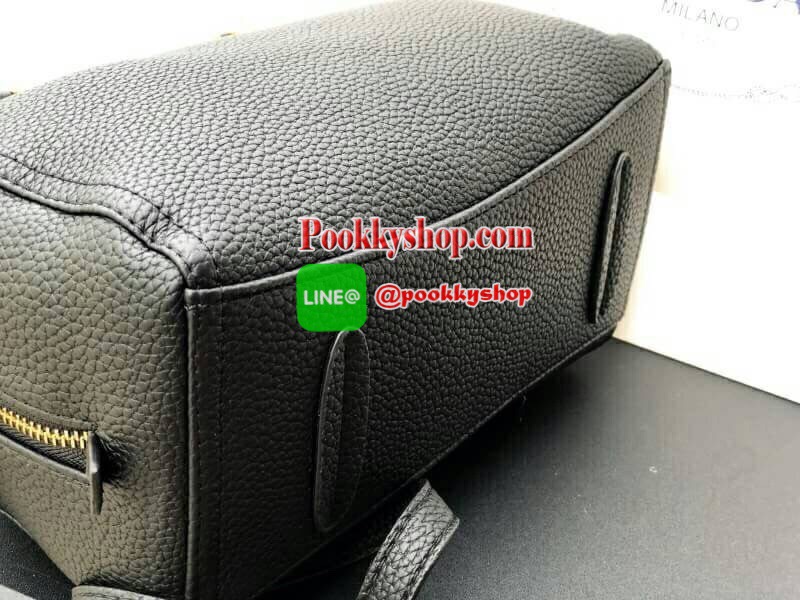 Prada Limited edition กระเป๋าอเนกประสงค์ทรงสวยหนังลายคาเวียร์มีสายยาว เลิศมาก ขนาดกำลังดี ใช้แล้วสวยมากๆ น้ำหนักเบา อะไหล่ทองหรูมาก จุของคุ้ม มี3ช่องหลัก เปิด-ปิดด้วยซิป งานเกินราคารับประกันค่ะ