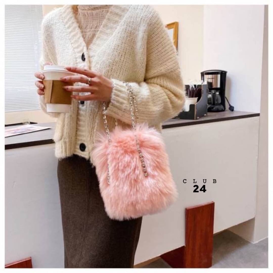 𝑵𝑬𝑾 𝑵𝑬𝑾‼️ ตอนรับเทศกาลที่จะถึงนี้ กระเป๋าขน รุ่นนี้เป็นขนนิ่มๆนุ่มๆเลยคะ ทรงสี่เหลี่ยม ตรงสายถือเป็นเพรช มีสายสะพายยาวข้างได้ น่ารักสุดๆ ทุกคนต้องมีนะคะ บอกเลยถือแล้วไม่ซ้ำใครแน่นอน