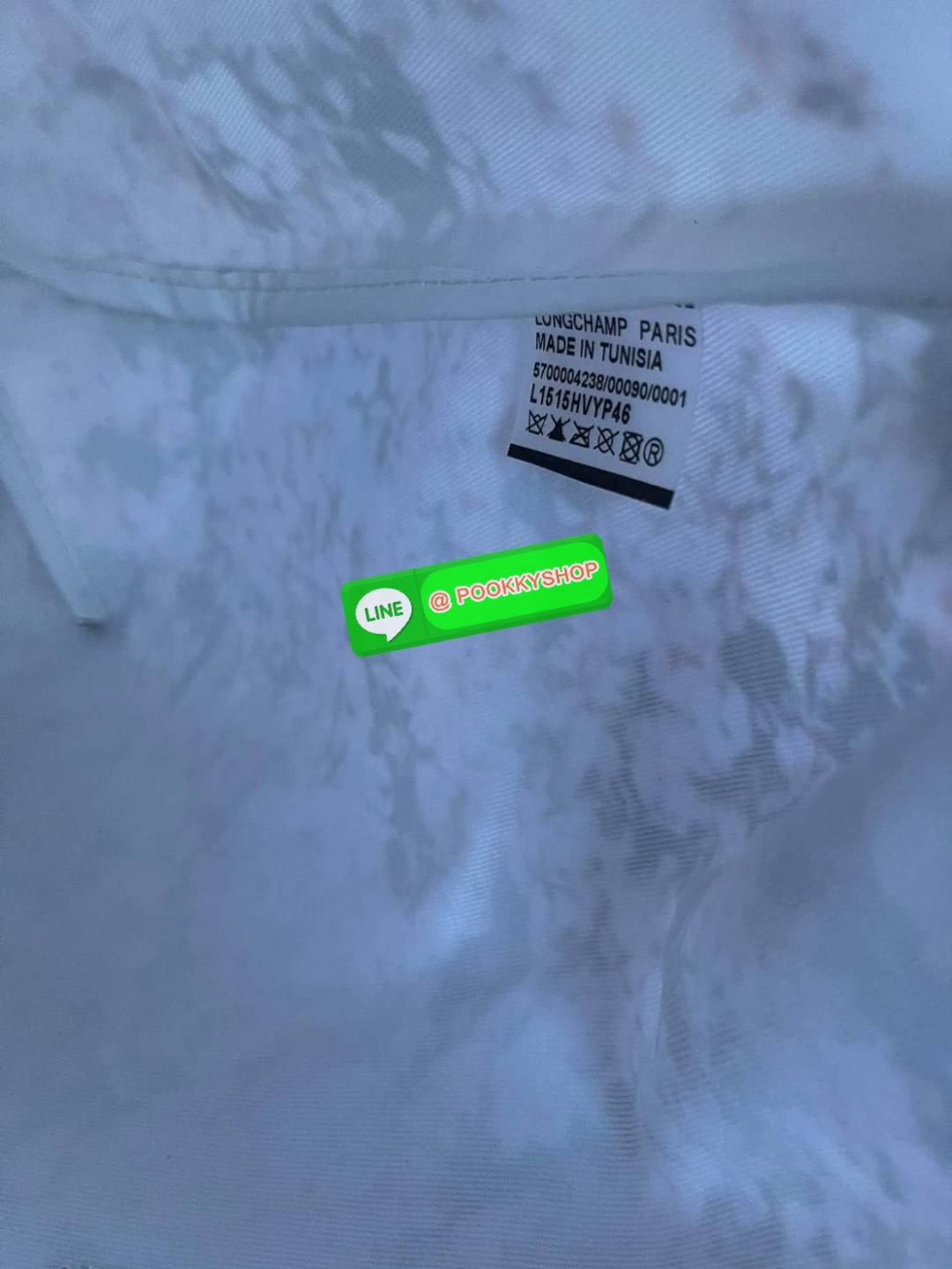 Longchamp LE PLIAGE PRINTEMPS/ÉTÉ 2021 TOP HANDLE BAG พบกับคอลเลคชั่นใหม่ล่าสุด ต้อนรับฤดูใบไม้ผลิ มีดีไซน์ที่เรียบหรูและคลาสสิก แฝงด้วยลูกเล่นแบบเฟมินีน แถมยังมีน้ำหนักเบาอย่างไม่น่าเชื่อ มาพร้อมกับหูจับกระเป๋าคู่และฝาปิดแบบกระดุม กระเป๋าถือใบนี้สามารถใช