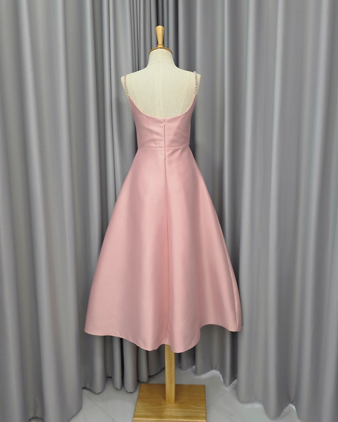 เดรสแฟชั่น เดรสเสื้อสายเดี่ยว กระโปรงทรงเอ