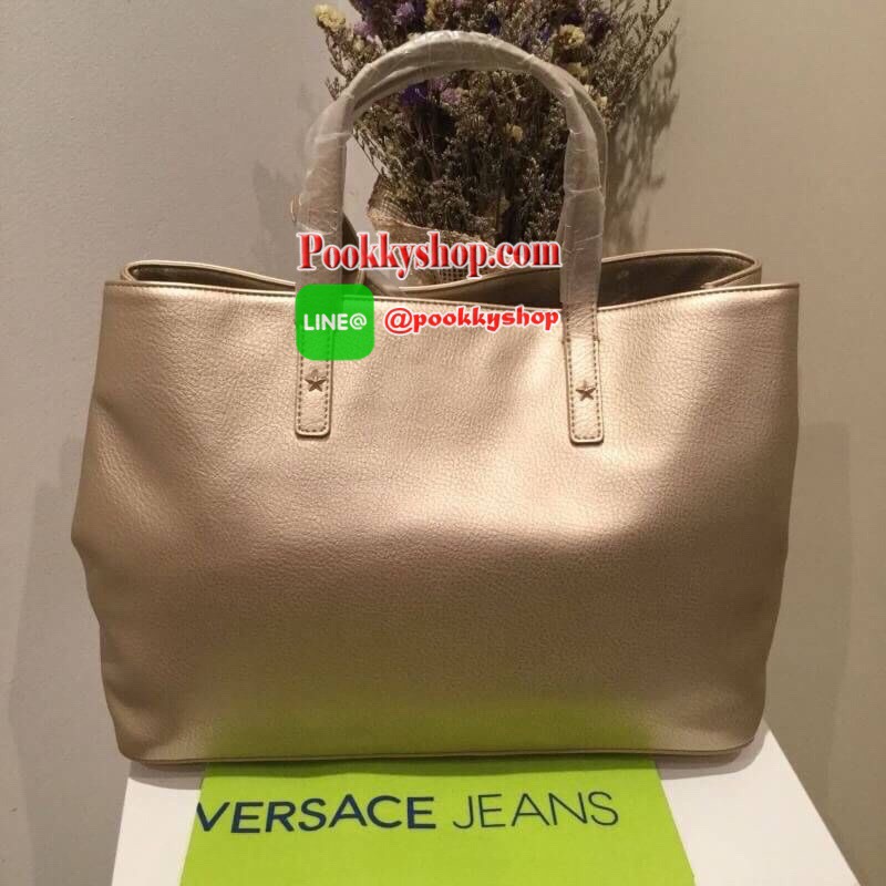 VERSACE JEANS TOTE BAG(VJ) กระเป๋าสะพายจากแบรนด์ดัง วัสดุ PU คุณภาพดี นิ่ม ด้านหน้าตกแต่งด้วยโลโก้แบรนด์สวยโดดเด่น ด้านในโล่งกว้าง มีช่องซิปและช่องใส่ของหลายช่อง ซับในลายแบรนด์ รุ่นนี้มาพร้อมกระเป๋าใบเล็กสำหรับใส่ของจุกจิกอีก1ใบ แยกใช้ได้ สาวๆที่ชอบใบใหญ่