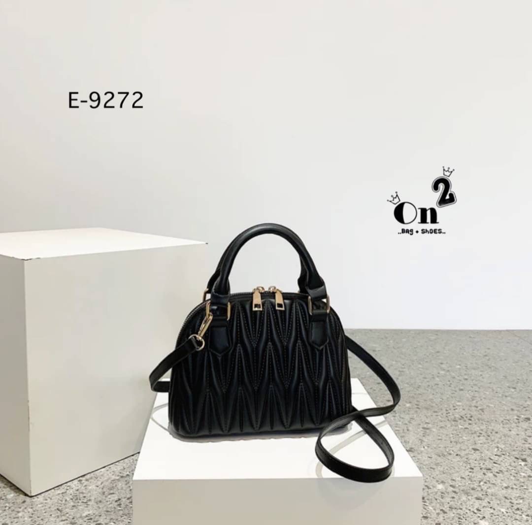 Hot item 🔥🔥 กระเป๋ามาใหม่สไตล์เกาหลี ทรงโดมงานซิปคู่ ตัวกระเป๋าปักลายแน่นๆ มาพร้อมสายสะพายยาวถอดออกถือได้ค่ะ พร้อมส่ง 4 สีค่ะ