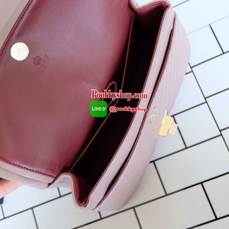 มาเพิ่มละค่า งาน Best Seller พร้อมสีใหม่สวยๆ มาให้เลือกเพิ่มอีก 2 สี !! KEEP รุ่น shoulder chevron chain handbag สวย หรู มากๆ เลยน๊า กระเป๋าอยู่ทรง หนังตัวใหม่ Microfiber สวย ทนกว่าเดิม ตัวกระเป๋าเย็บประณีต สายโซ่ปรับ สั้น ยาวได้คะ ภายในสีแดง มีช่องใส่ของ