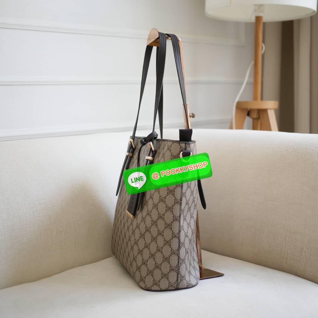LUXE กระเป๋าใบใหญ่มาแล้วค่าาา ฐานกว้าง 12 นิ้ว ✔️ใบนี้ ใส่เอสี่ ได้นะคะ✔️ ชอบกระเป๋าสะพายขึ้นไหล่ 📌แนะนำใบนี้เลยค่ะ📌 ขนาดที่เพอร์เฟค 🌟🌟เหมาะกับสรีระของทุกๆคน 🌟🌟