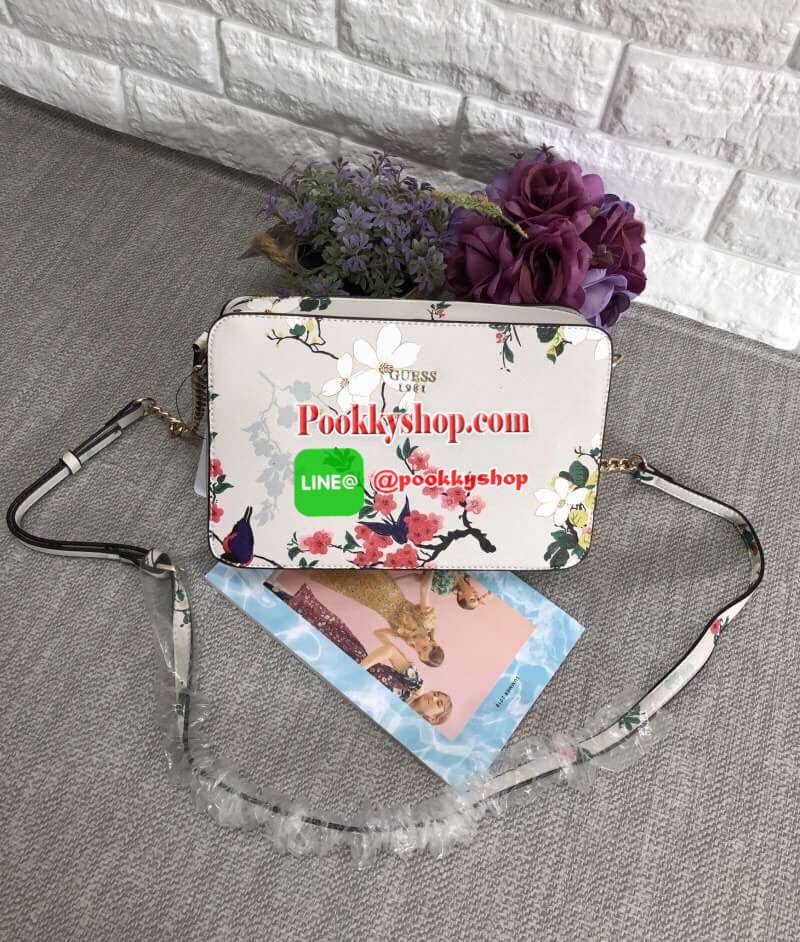 New arrival GUESS CROSSBODY BAG กระเป๋าสะพายแบบครอสบอดี้ร์ ขนาดกำลังดี สีสันสดใส แต่ละลายสวยน่าใช้มากๆค่ะ((ลายเป็นไปตามแพทเทินนะค่ะ)) ด้านหน้าติดอะไหล่แบรนด์ เปิดปิดกระเป๋าแบบซิป ภายในโล่งใส่ของจุค่ะ มีช่องซิป และช่องเล็ก 3ช่องค่ะ สายสะพายแบบโซ่ต่อหนังเลื