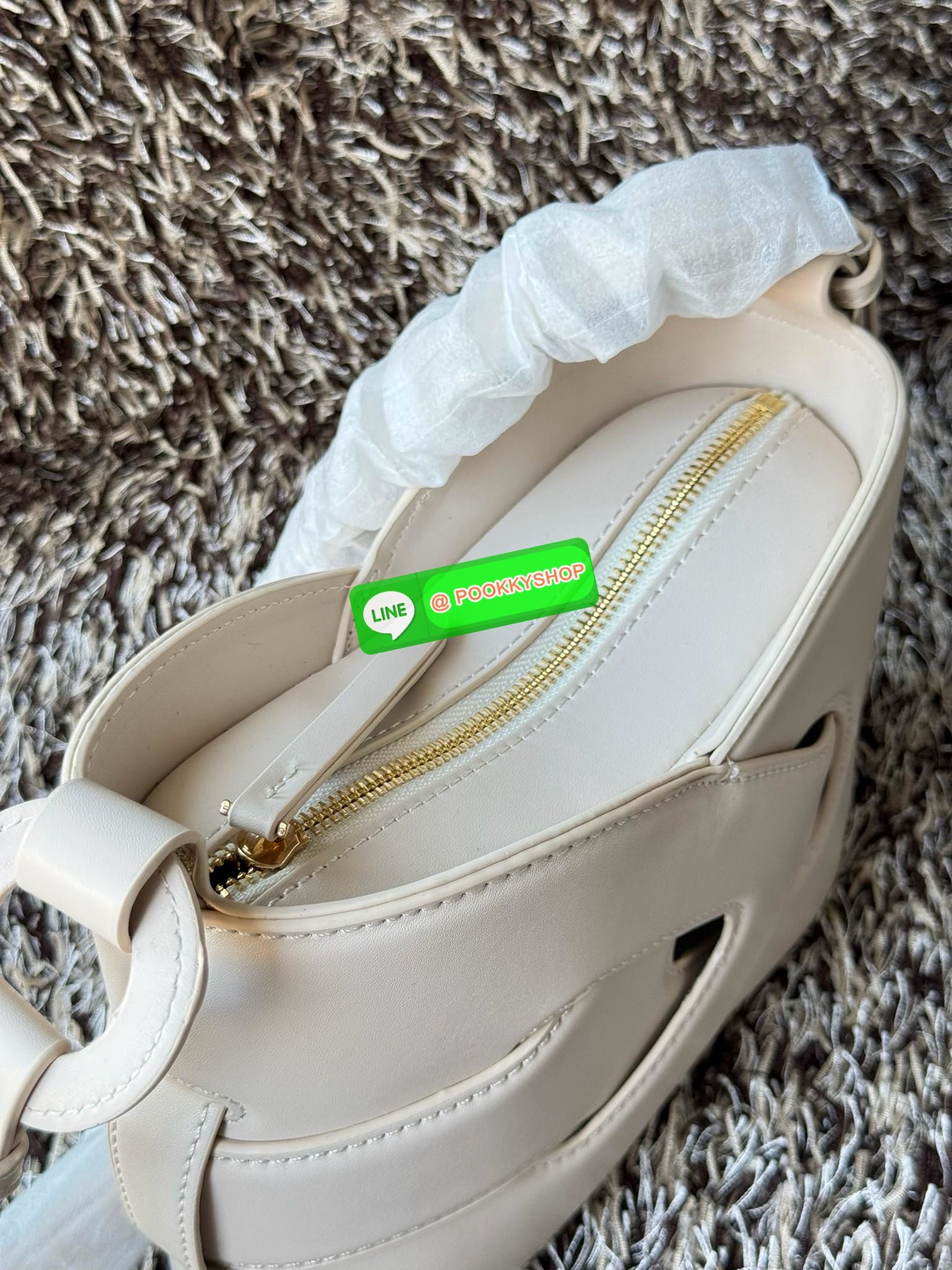 💕 Polene Nodde EDITION SMOOTH ใครที่อยากได้กระเป๋าเรียบๆ แต่ดูมีอะไร ขอแนะนำรุ่น Nodde หิ้วแล้วสวยแบบ Quiet Luxury โลโก้แบรนด์ถูกปั๊มไว้บริเวณด้านล่างของกระเป๋าอย่างประณีตจนแทบสังเกตไม่เห็น ฐานกระเป๋าถูกออกแบบมาให้เนียนเรียบ ปราศจากหมุด ในขณะที่ด้