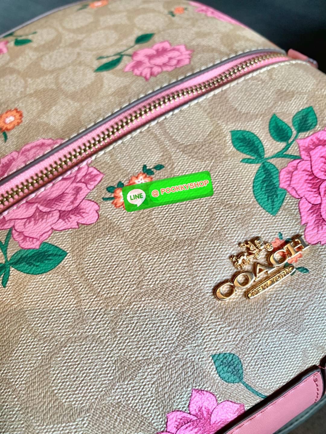 NEW IN! COACH JORDYN BACKPACK ((C1804//3011)) ไม่มียังไงไหว ต้องบอกว่าน้องสวยมากๆค่า! กระเป๋าสะพายหลังแบบมีหูหิ้ว หนังแแท้สวยค่ะ ❤️ทั้งใบปริ้นลายดอกไม้ สวยเด่ด สะดุดตาเลยทีเดียวค่ะ ด้านหน้ามีช่องซิปใส่มือถือหรือของจุกจิกลงไปได้ค่ะ เปิด-ปิดกระเป๋าแบ