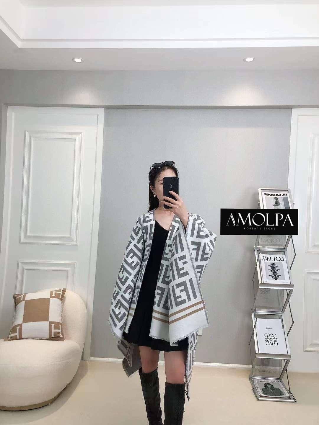 มาต่อที่ ACCESSORIES ผ้าพันคอ FENDI ผ้าหนานุ่มแน่นๆ เนื้องานละเอียด เกรดพรีเมียม ค่า ห้ามพลาดเลยน๊า