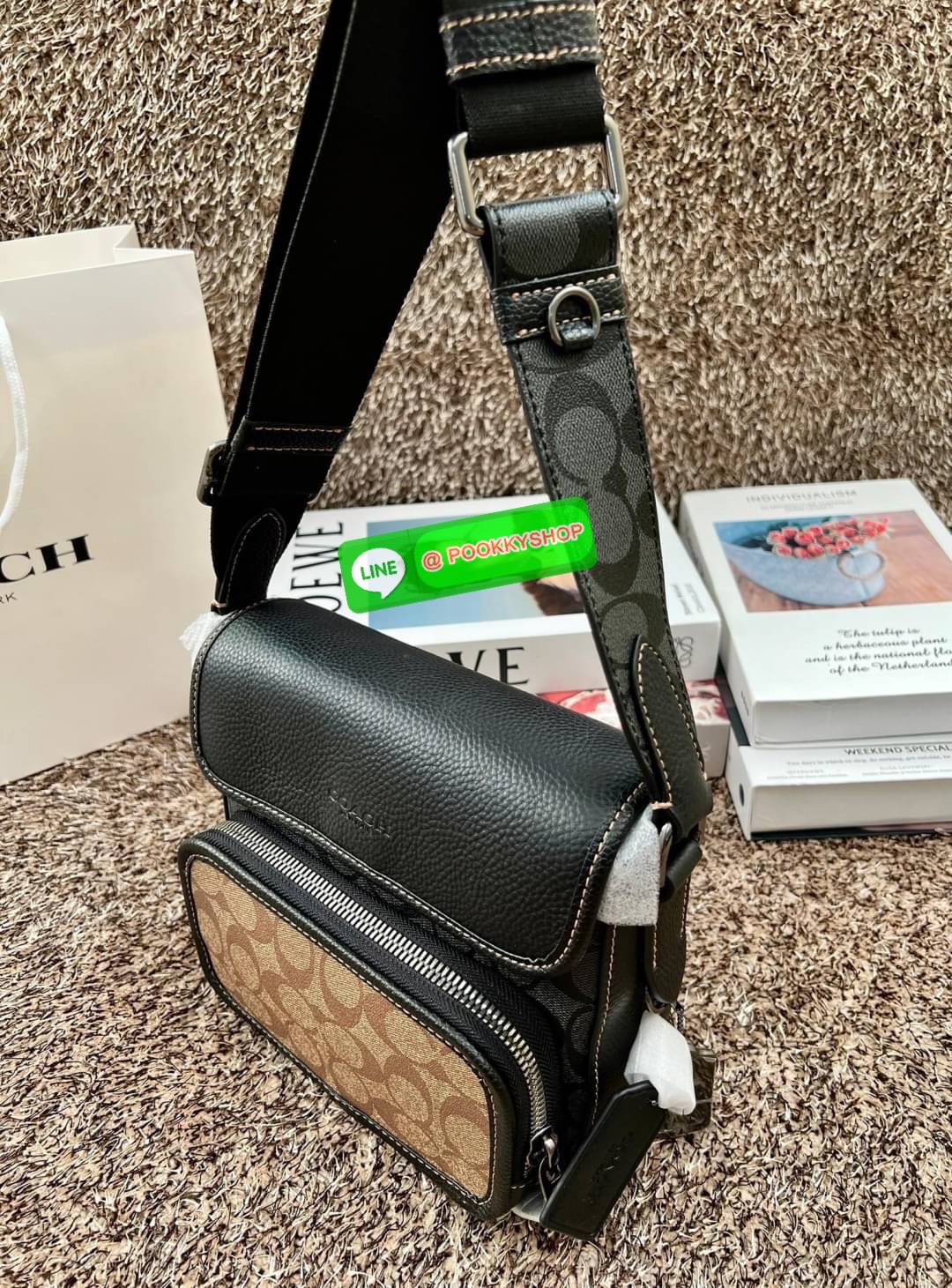 NEW IN! COACH SULLIVAN FLAP CROSSBODY IN BLOCKED SIGNATURE ((CC032)) พร้อมส่ง! รุ่นที่หนุ่มๆถามถึงกันเข้ามา กับกระเป๋าสะพายแบบครอสบอดี้ร์ หนังแท้อย่างดี สวยมากๆ สามารถพกพาไปได้กับทุกๆวัน 🌟รุ่นนี้ห้อยพวงแบรนด์ด้านข้างมาให้2พวงค่ะ ด้านหน้ามีข่องซิปห